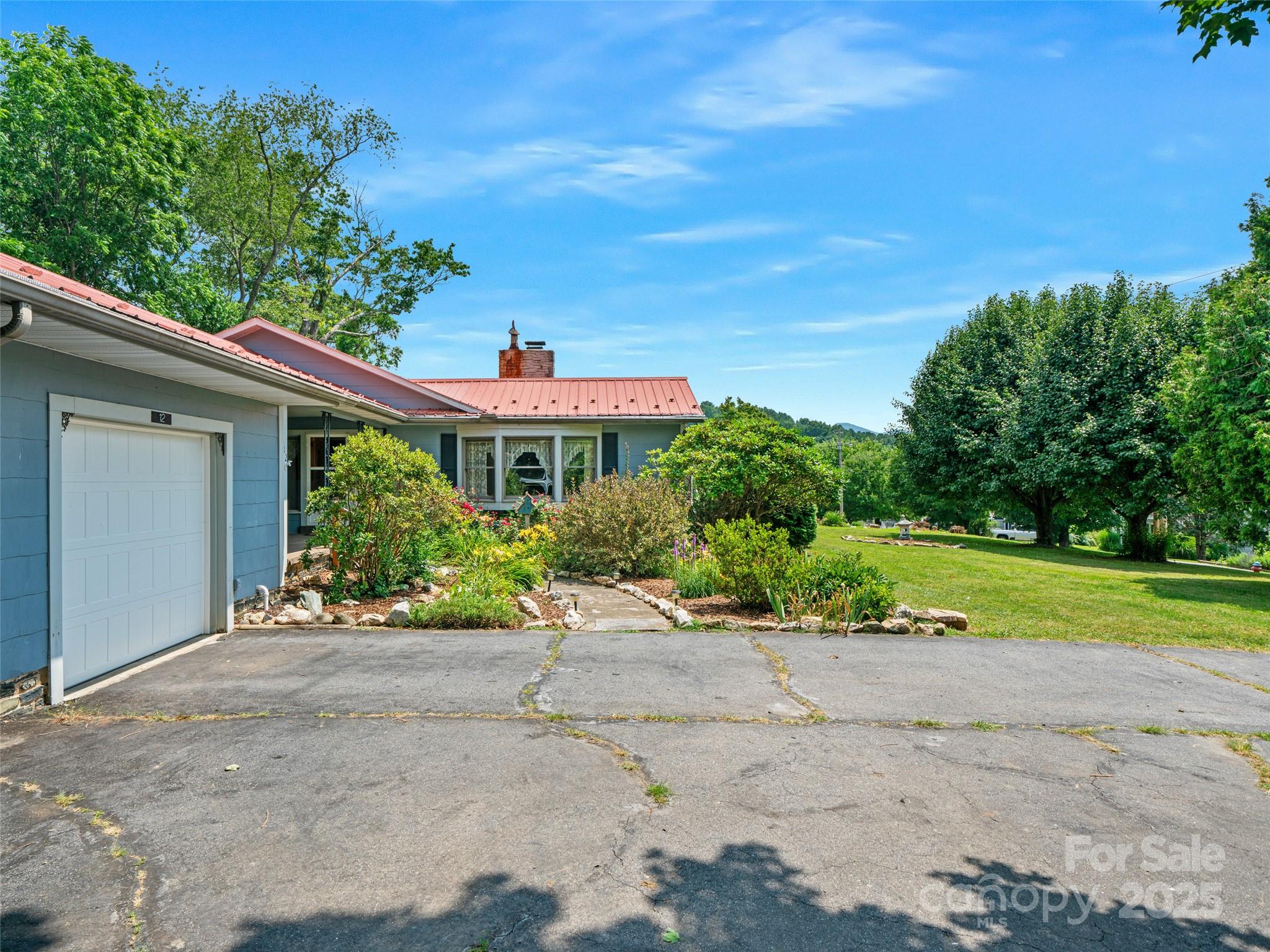 12 Robertson Street — Burnsville