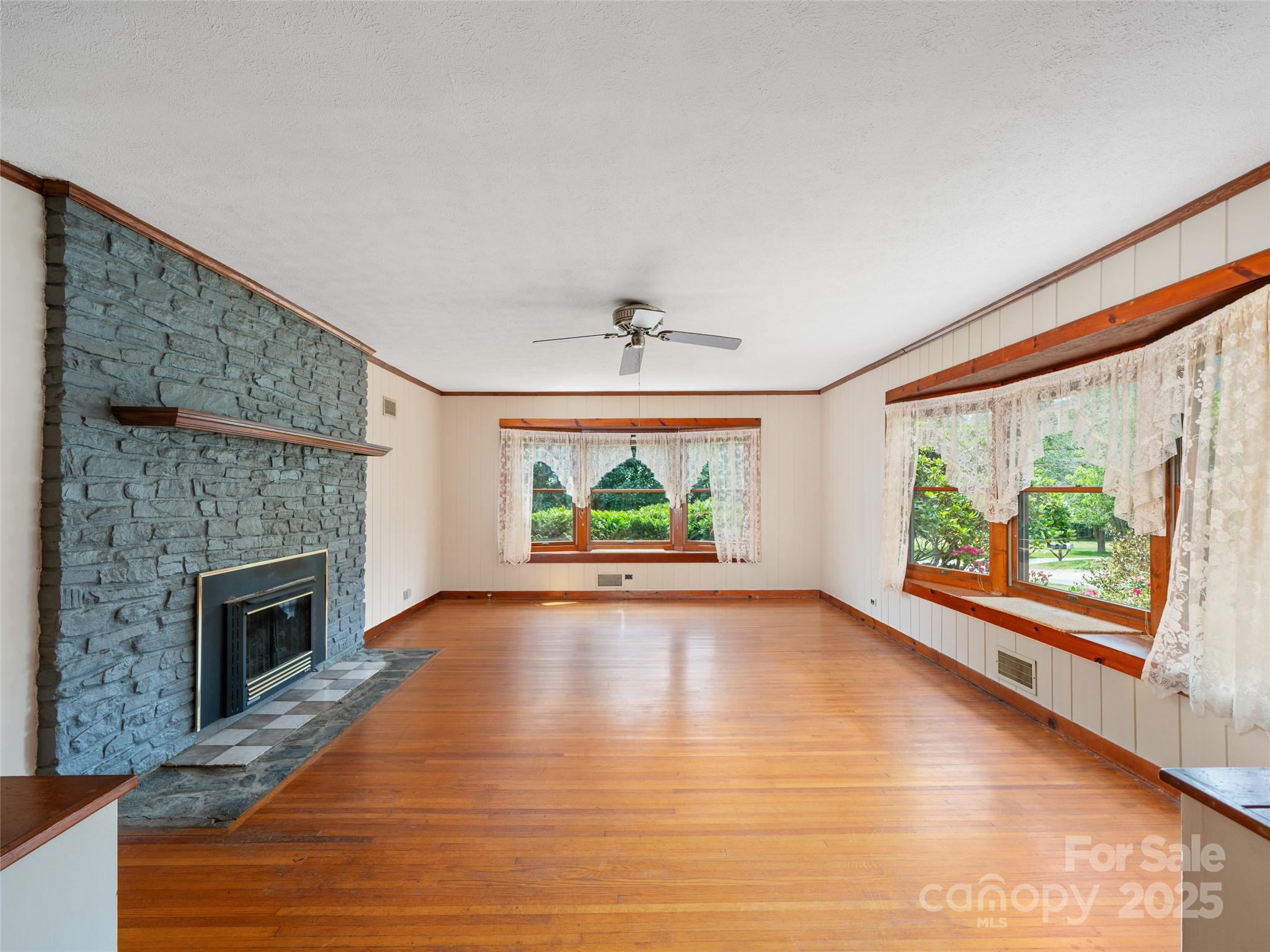 12 Robertson Street — Burnsville