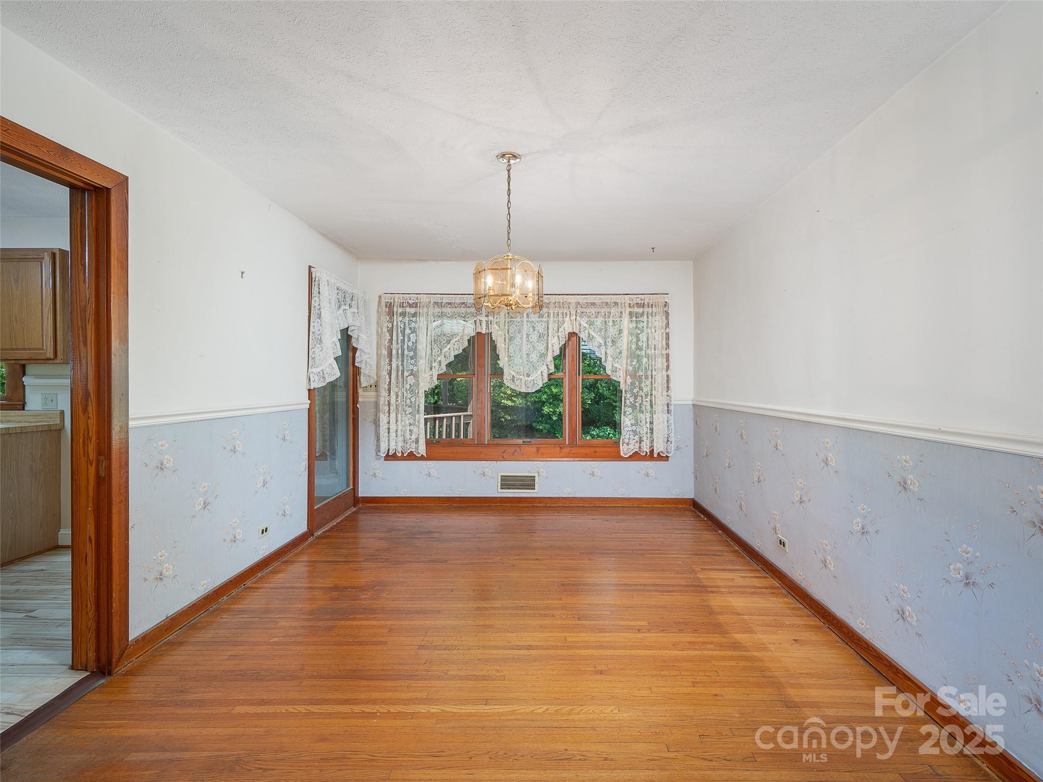 12 Robertson Street — Burnsville