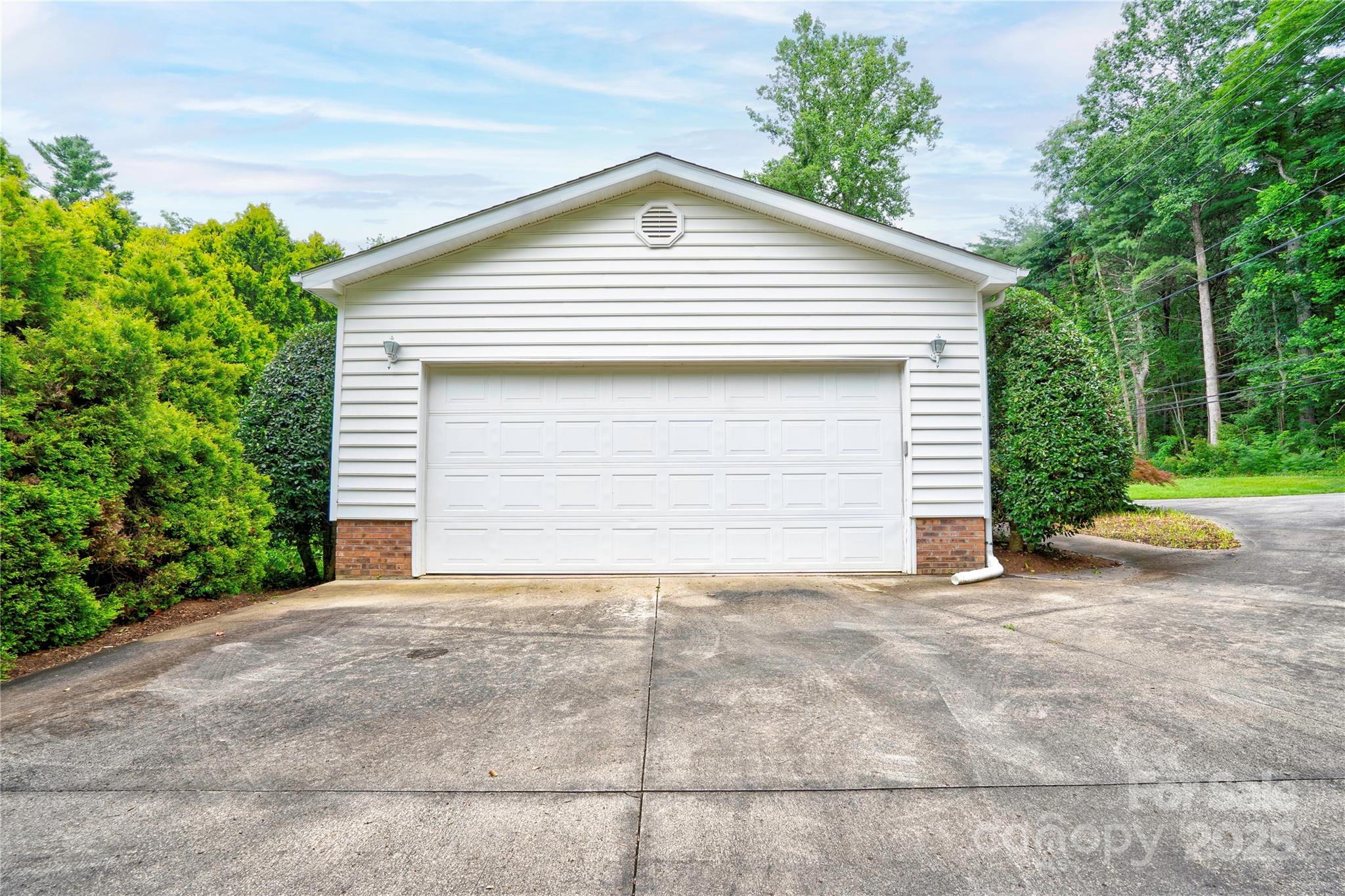 2606 Greenville Highway — Flat Rock