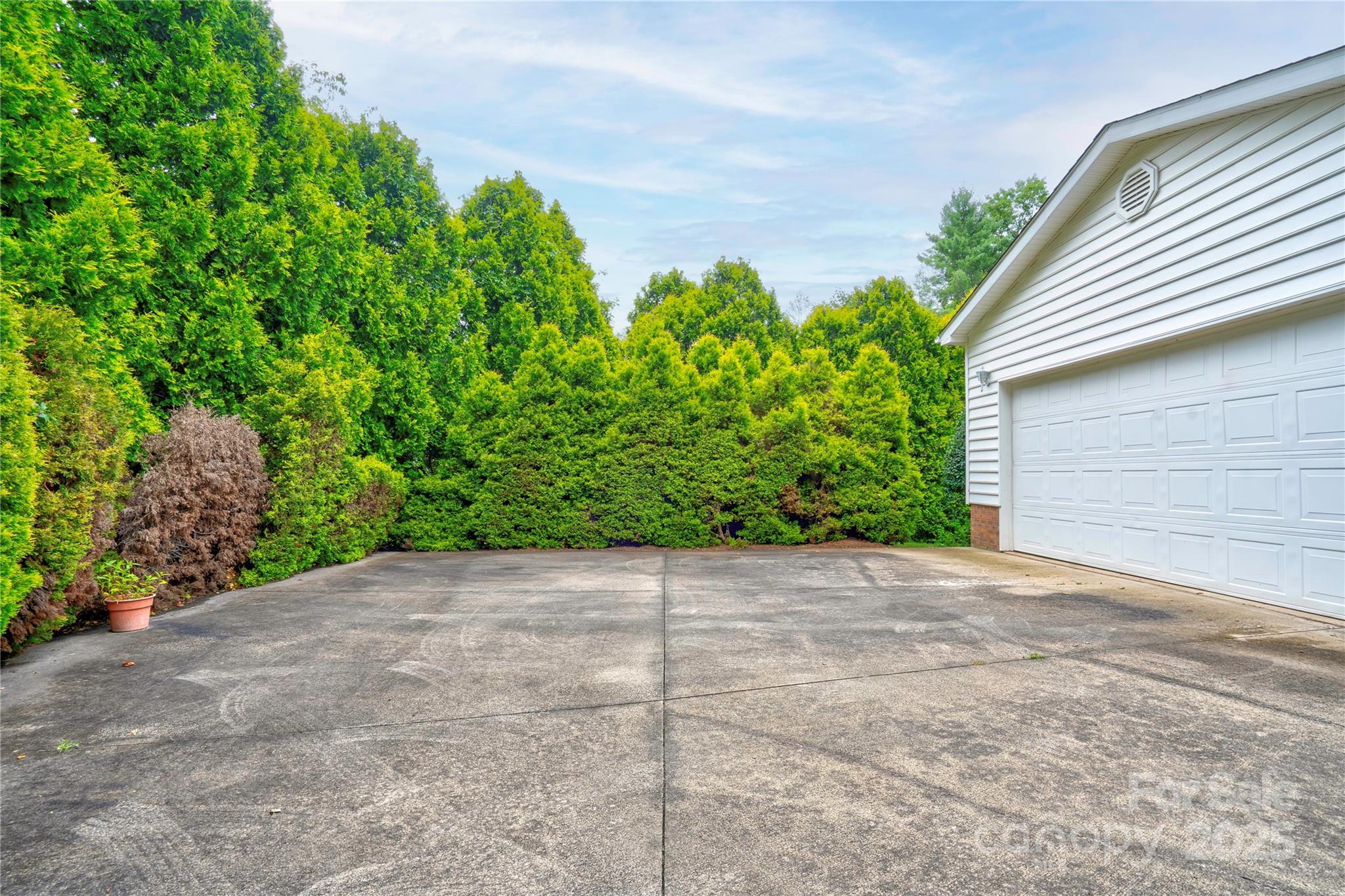 2606 Greenville Highway — Flat Rock