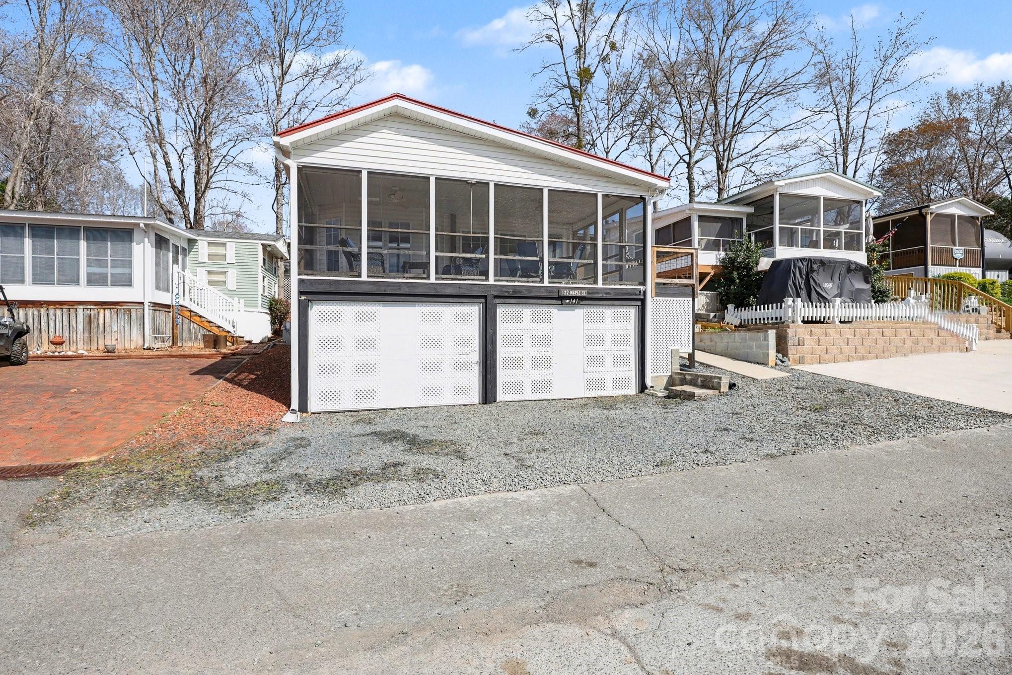 122 Maple Street — New London