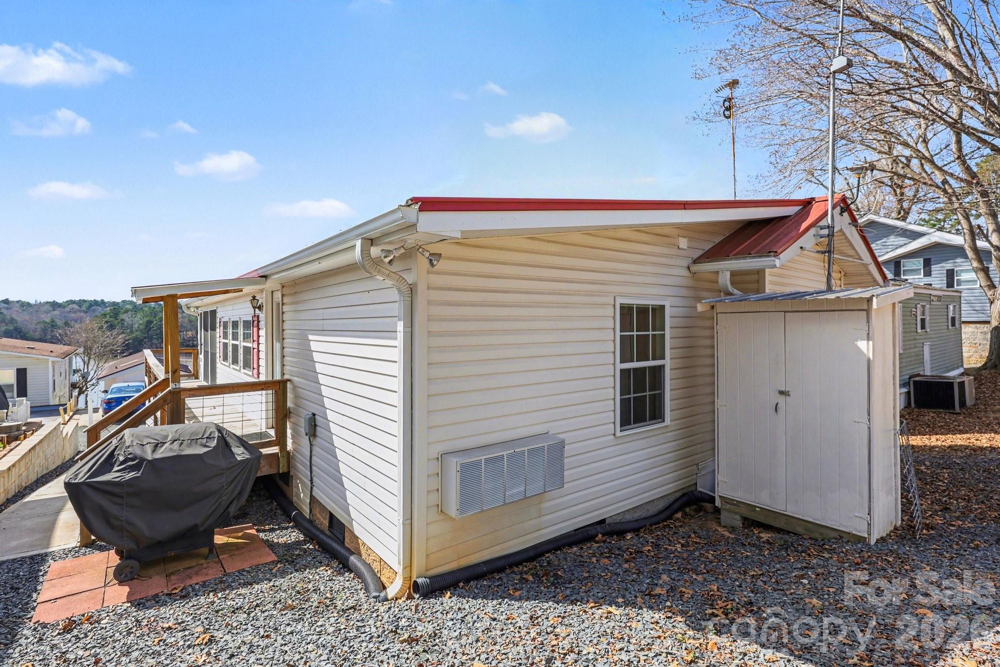 122 Maple Street — New London
