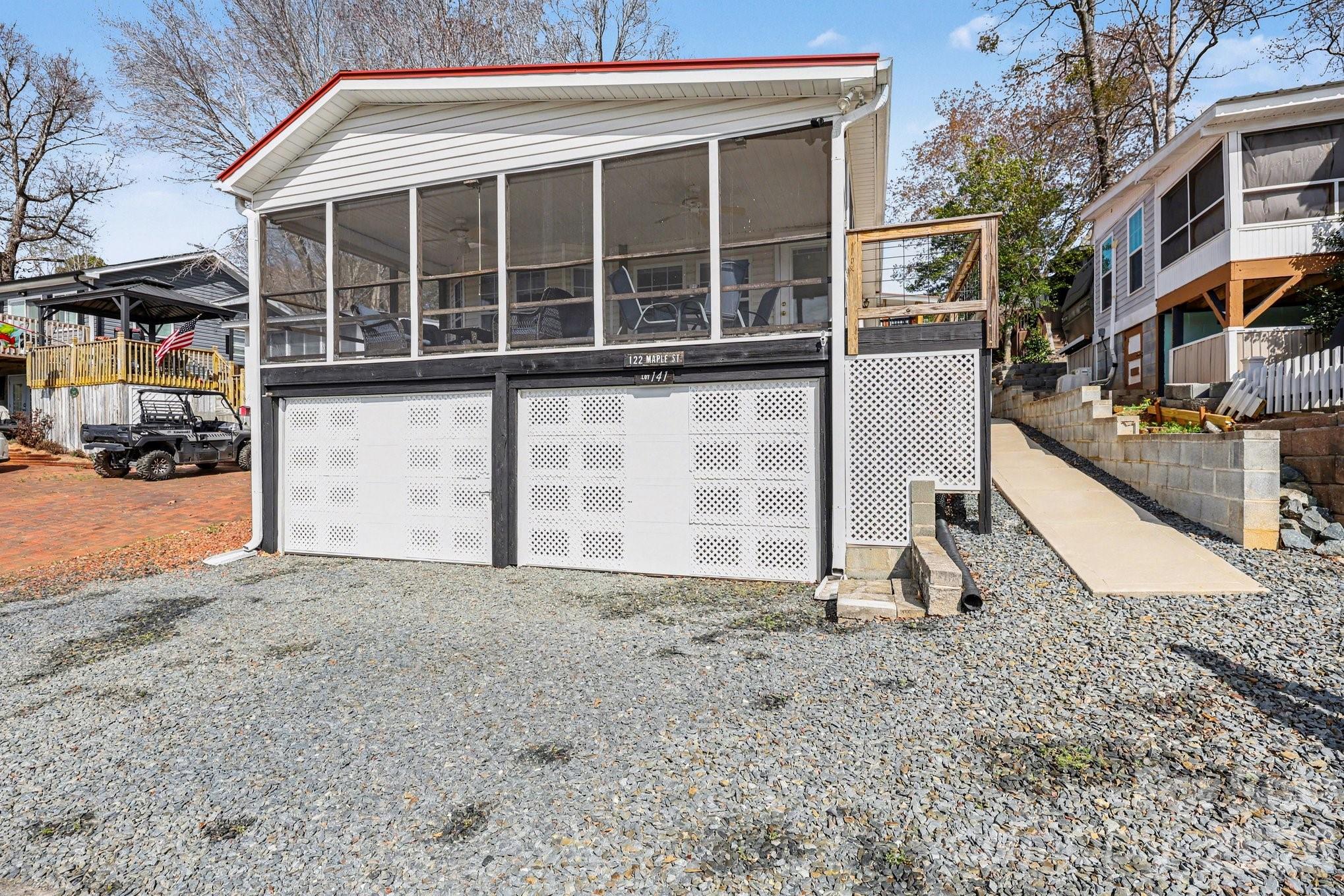 122 Maple Street — New London