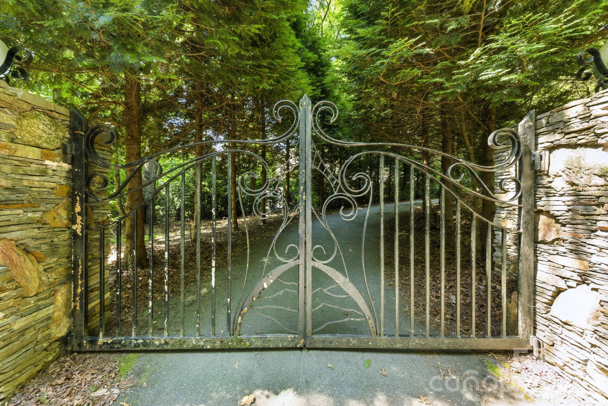 652 Avery Creek Road — Arden