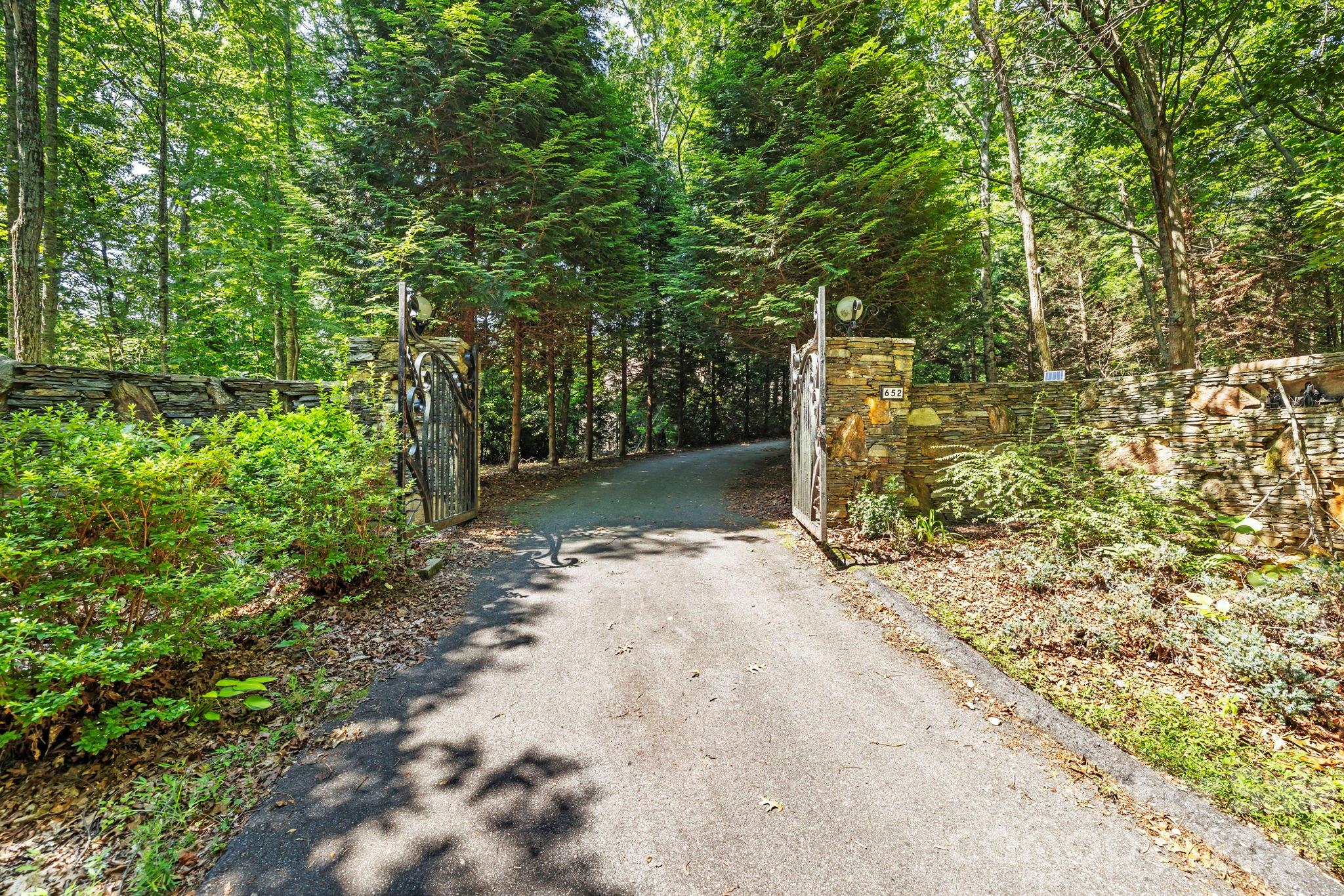 652 Avery Creek Road — Arden