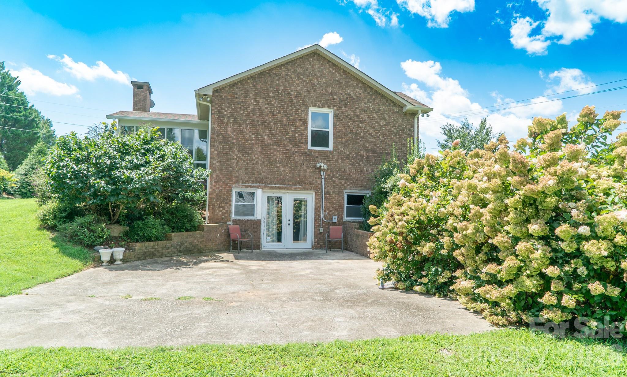 1633 Jamestown Road — Morganton