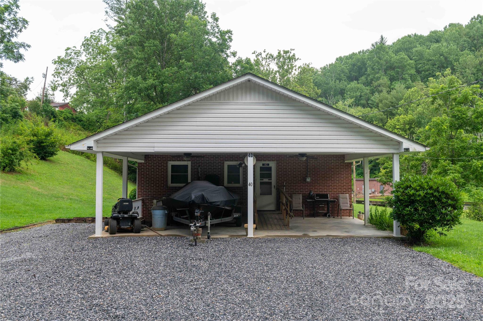 40 Double Island Road — Burnsville