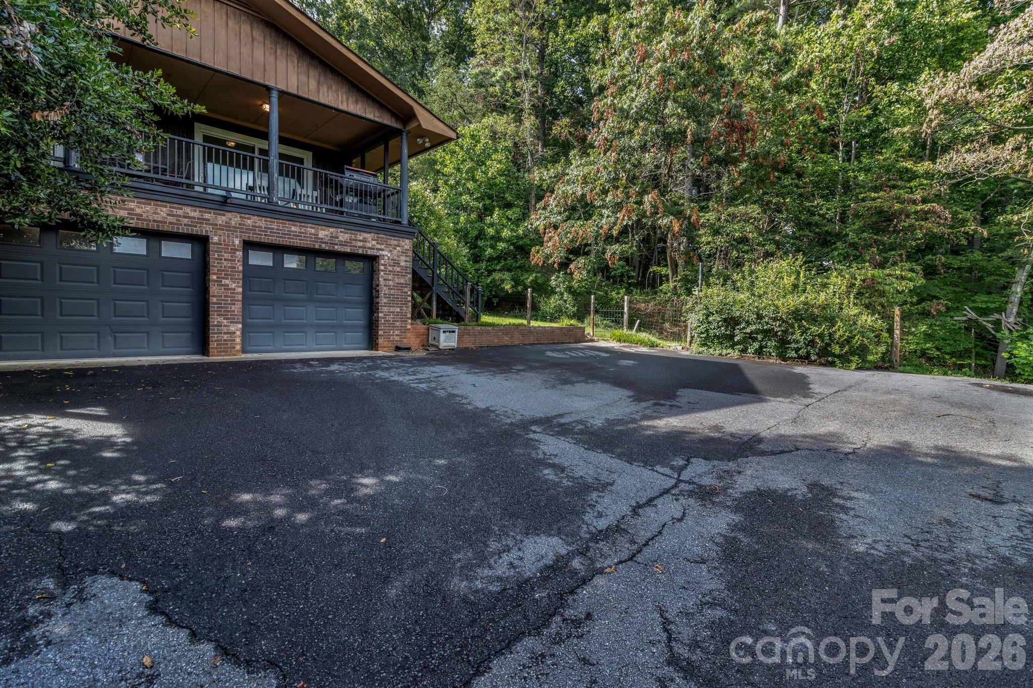 31 Mark Twain Road — Asheville