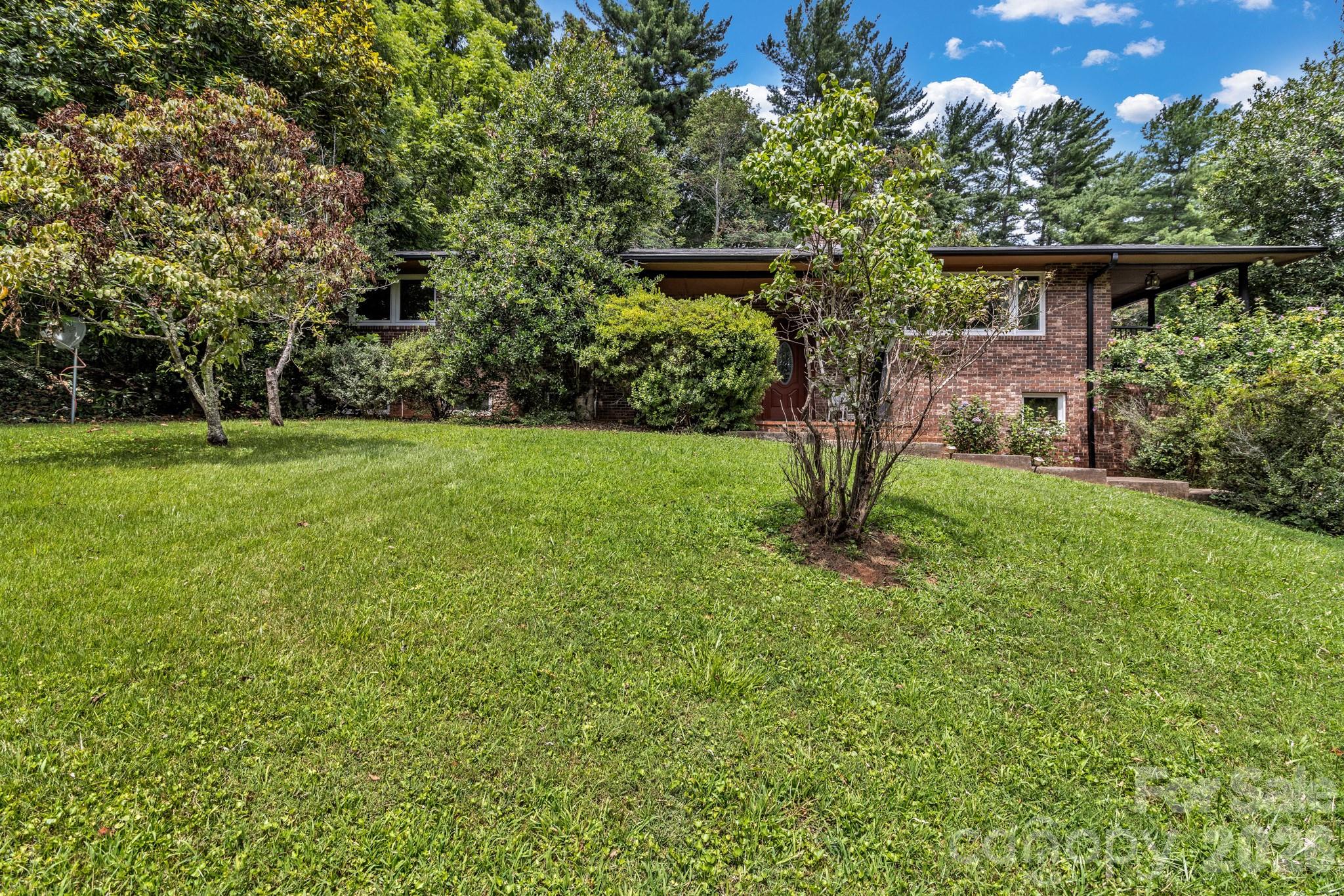 31 Mark Twain Road — Asheville