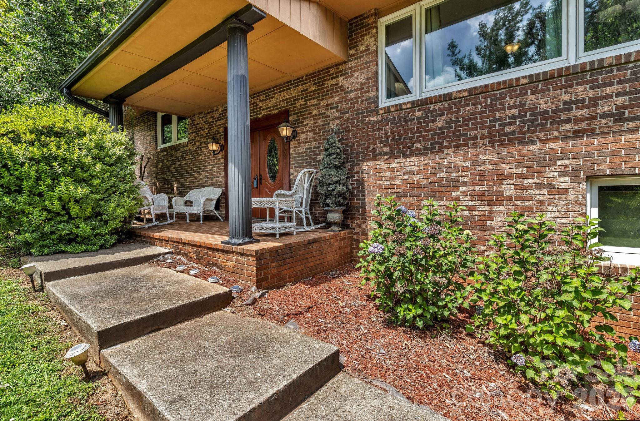 31 Mark Twain Road — Asheville