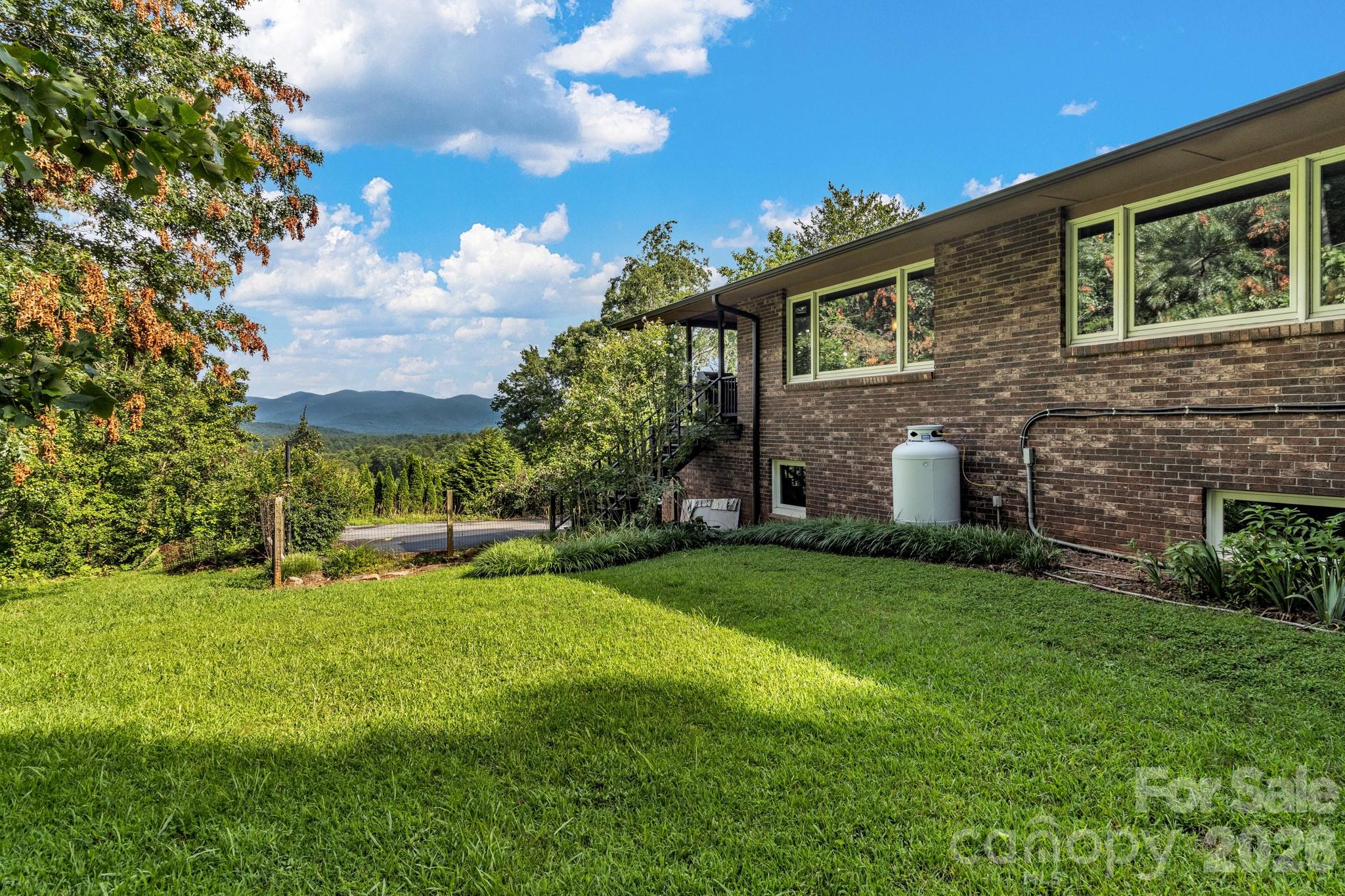 31 Mark Twain Road — Asheville