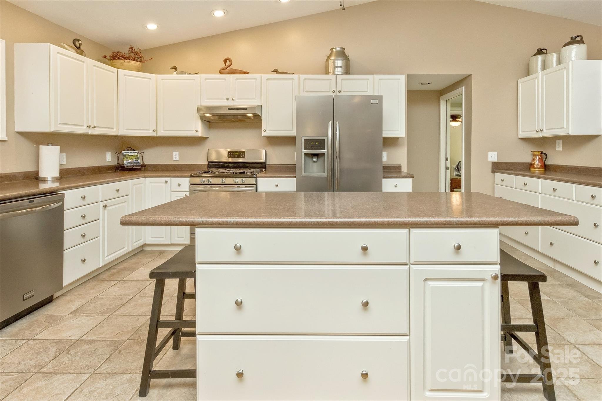 15 Beaverdam Knoll Road — Asheville