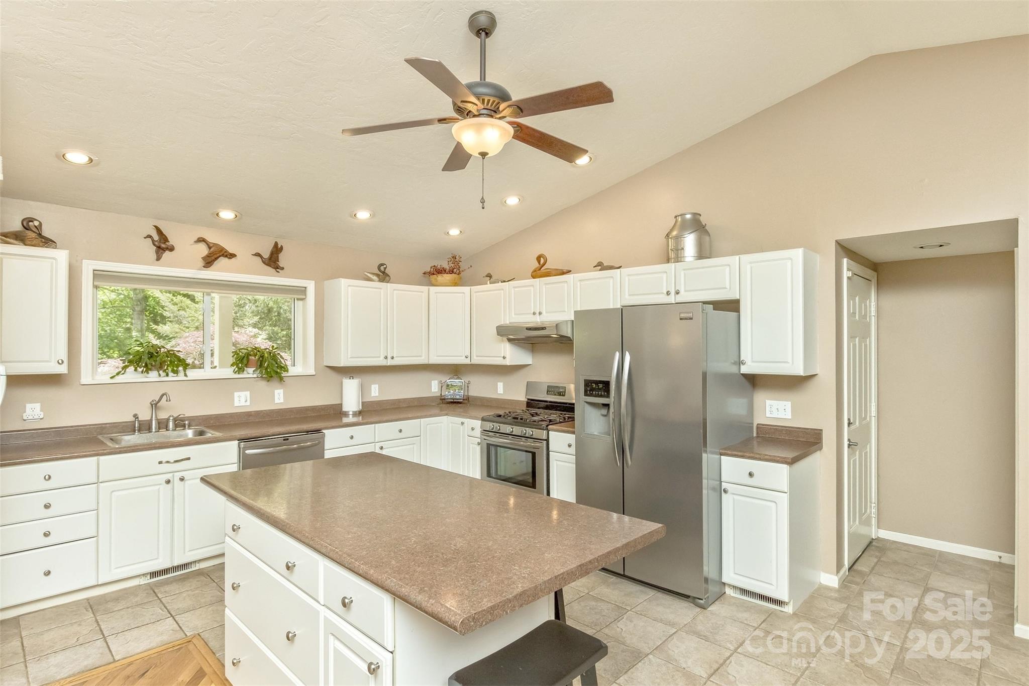 15 Beaverdam Knoll Road — Asheville