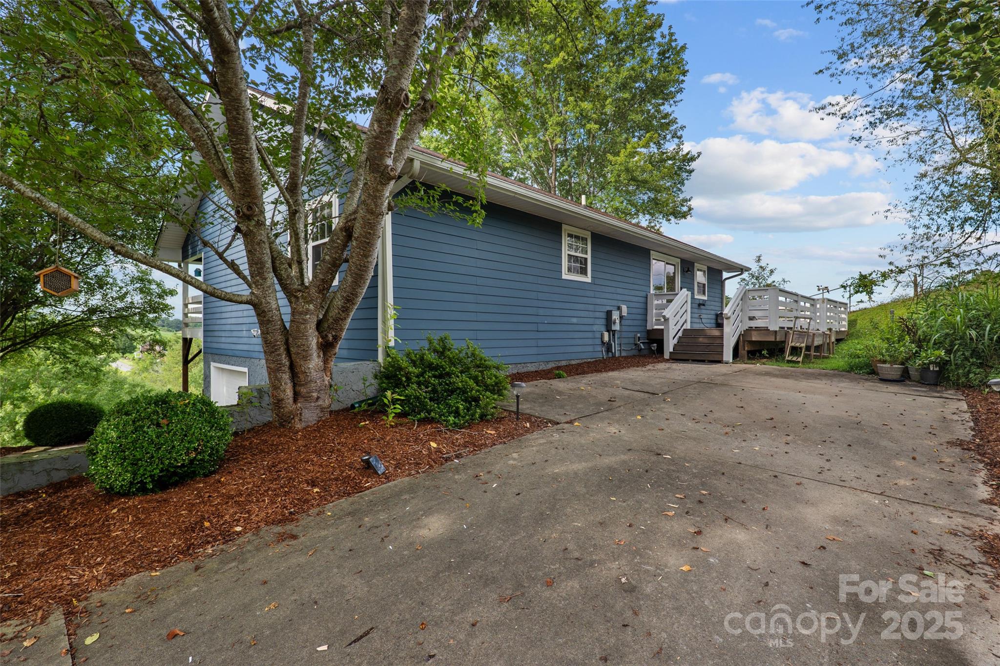 271 Breton Ridge Road — Leicester