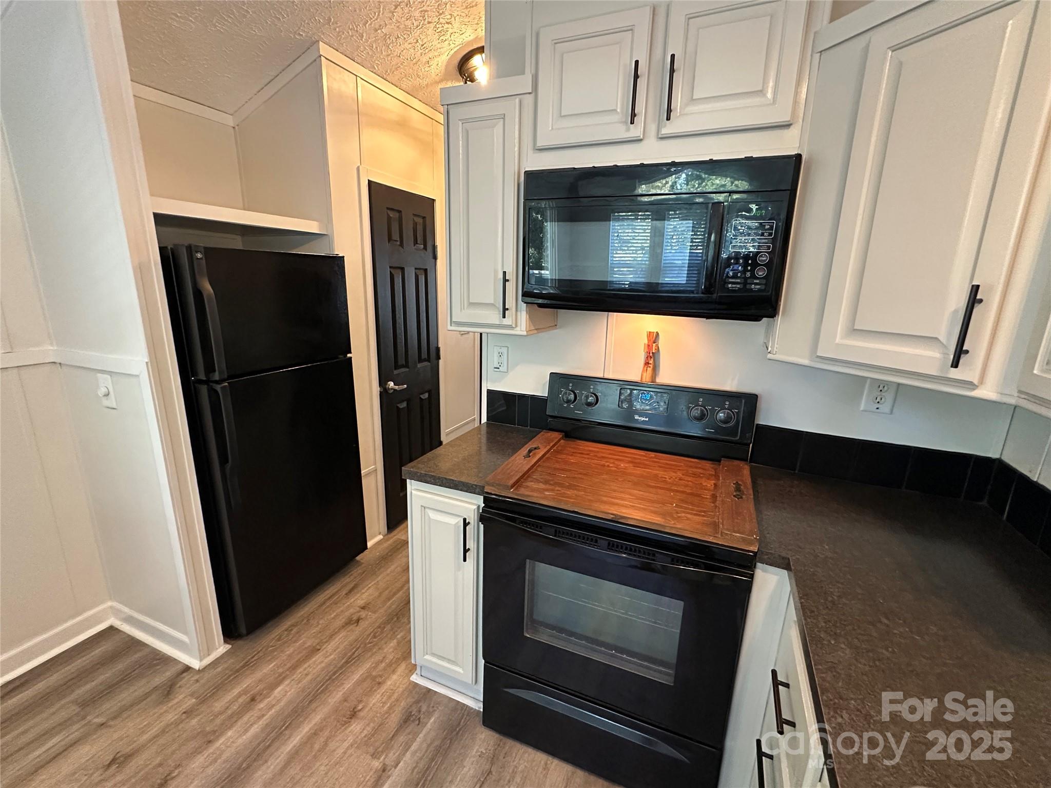 114 Meadowview Circle — New London