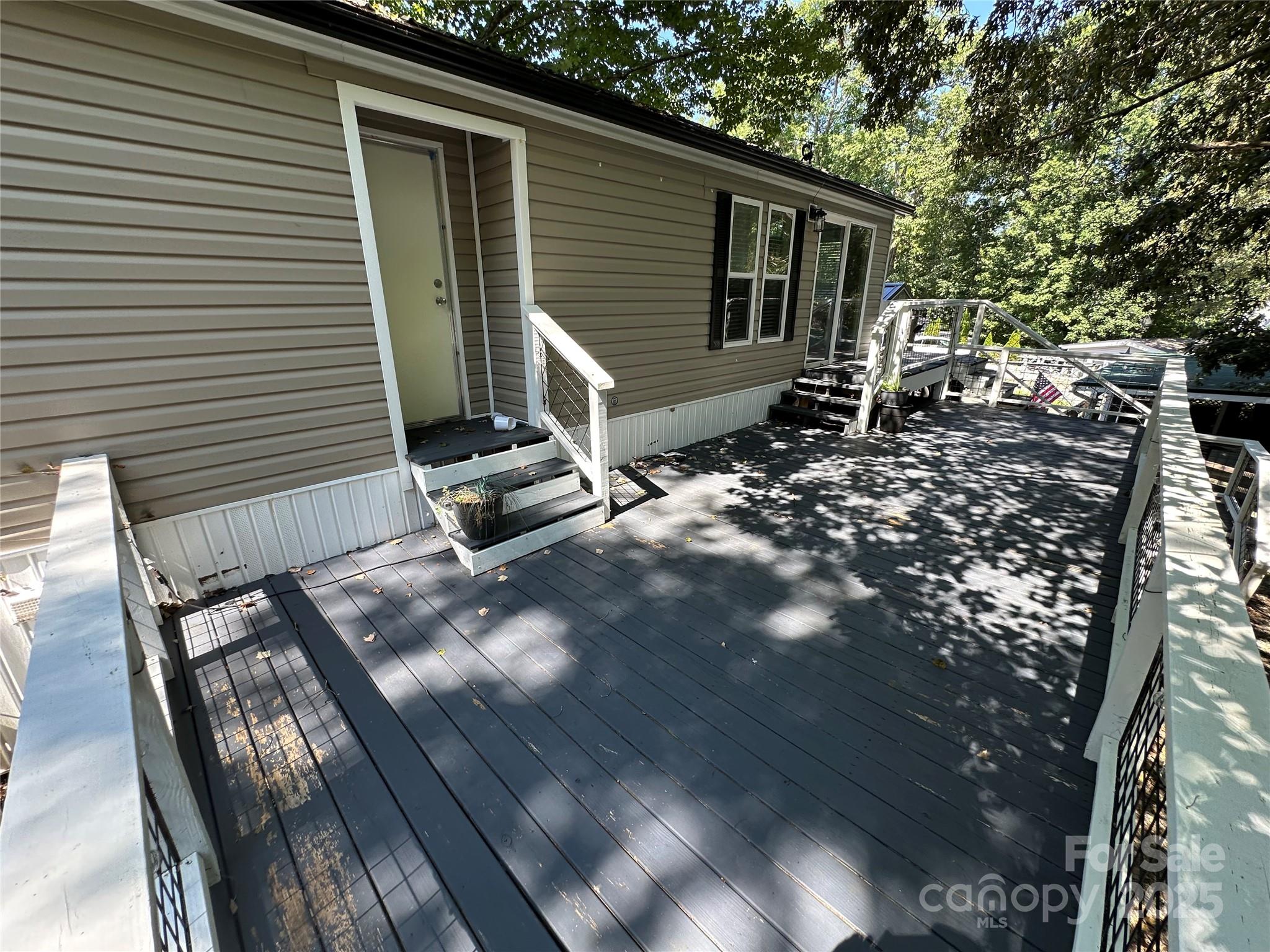 114 Meadowview Circle — New London