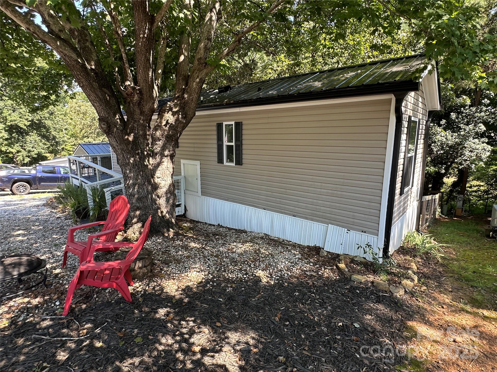 114 Meadowview Circle — New London