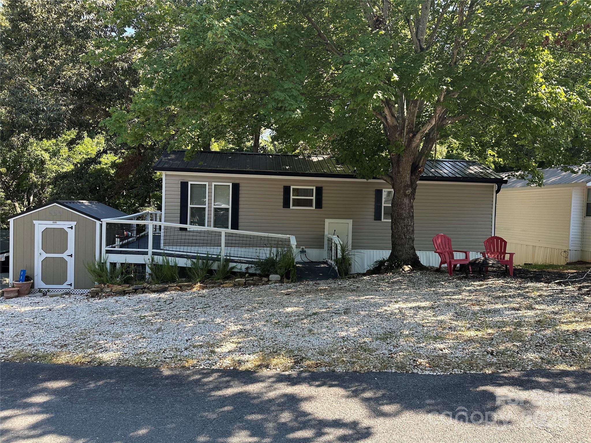114 Meadowview Circle — New London