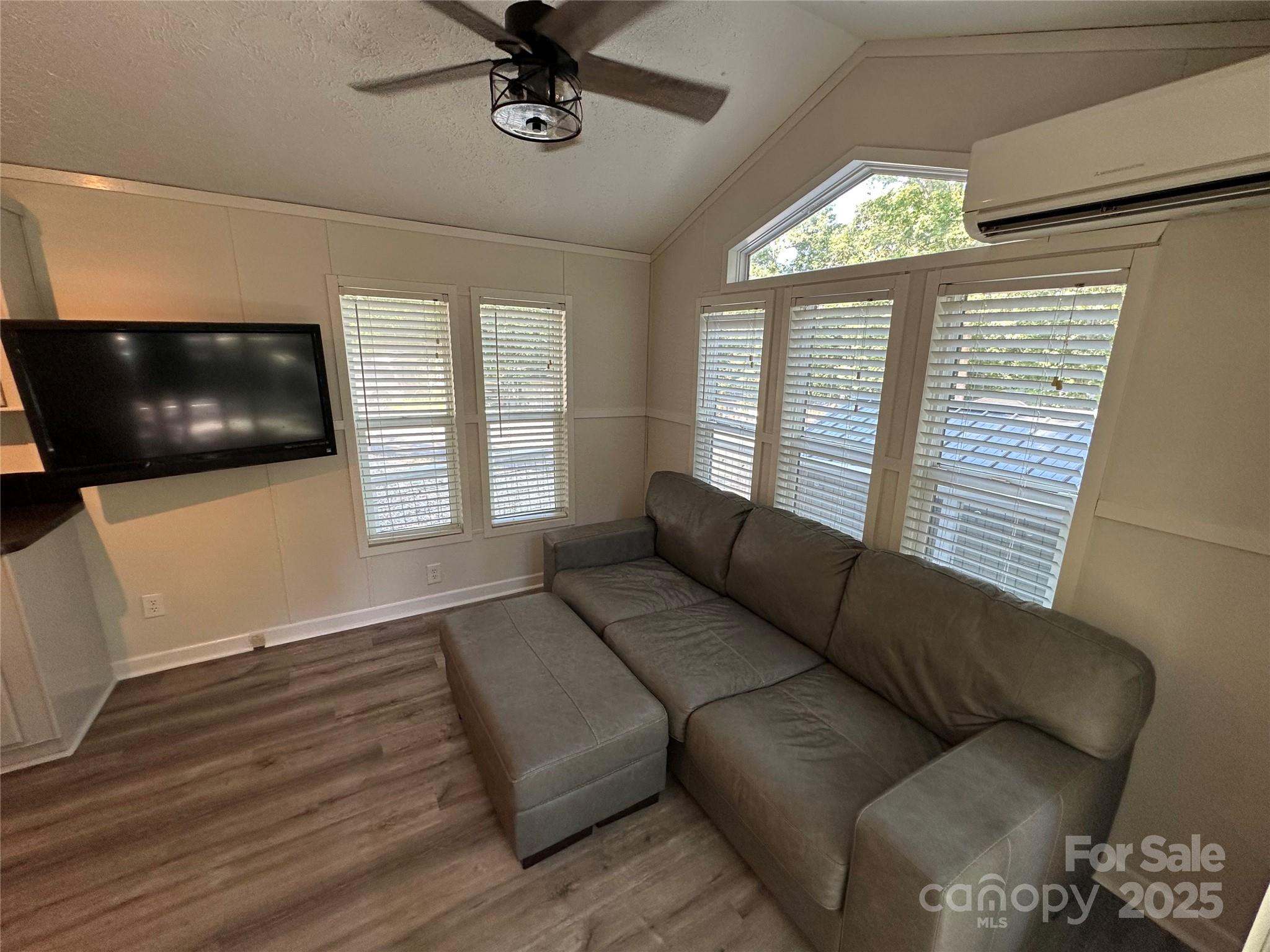 114 Meadowview Circle — New London