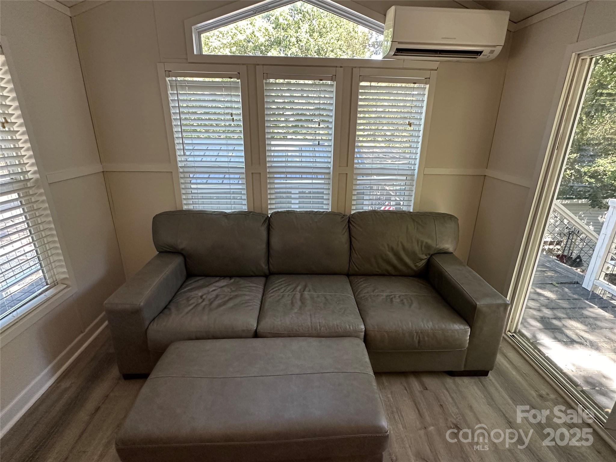 114 Meadowview Circle — New London