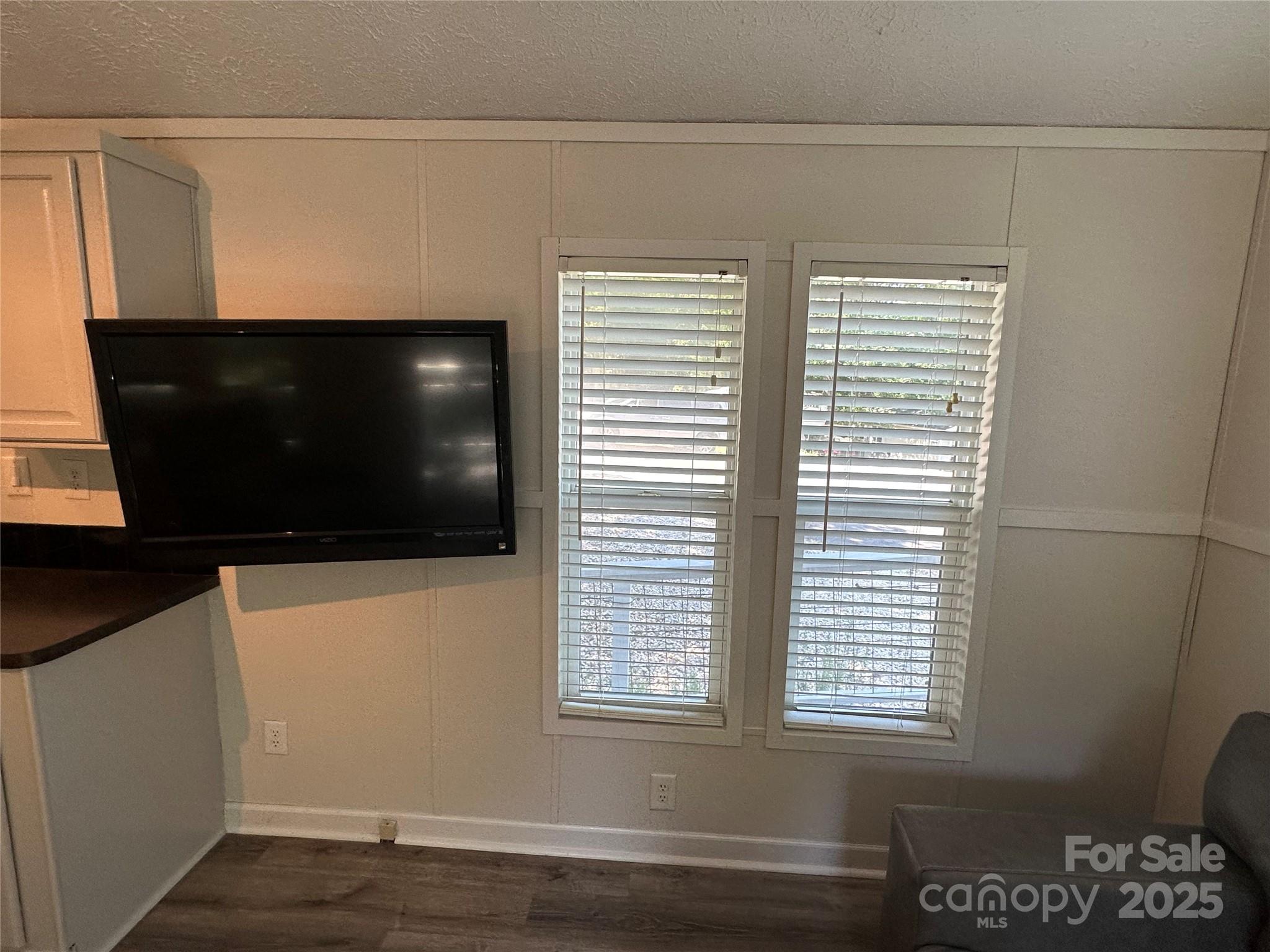114 Meadowview Circle — New London