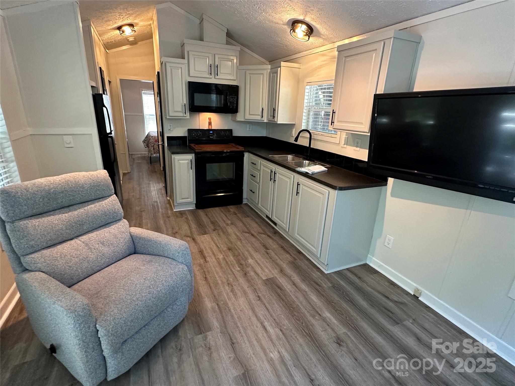 114 Meadowview Circle — New London
