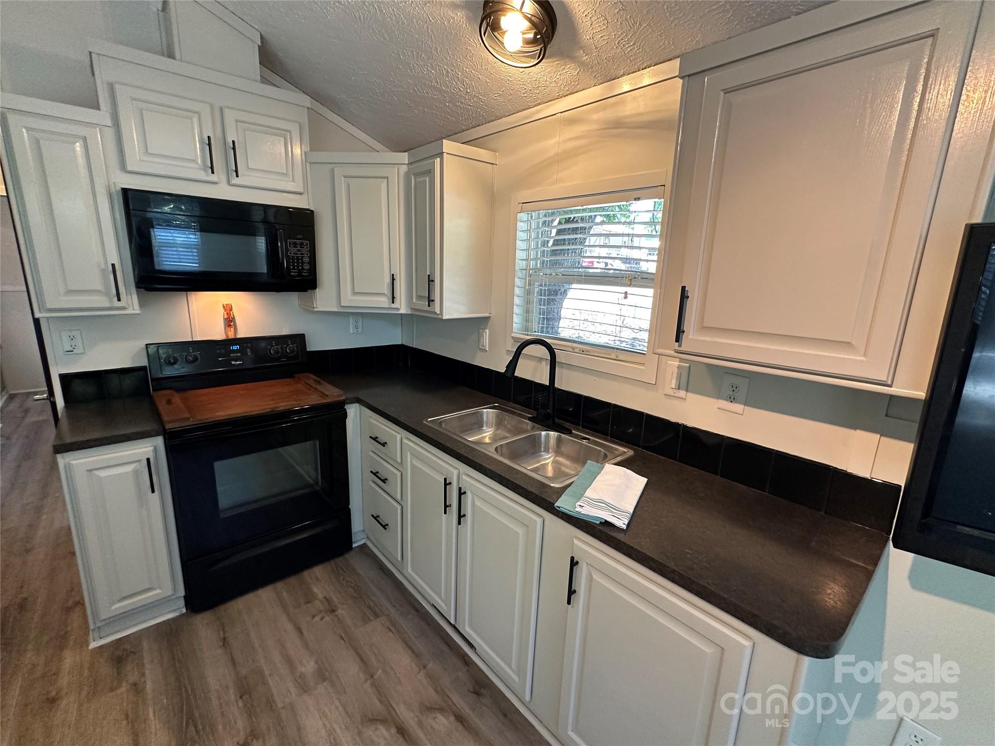 114 Meadowview Circle — New London