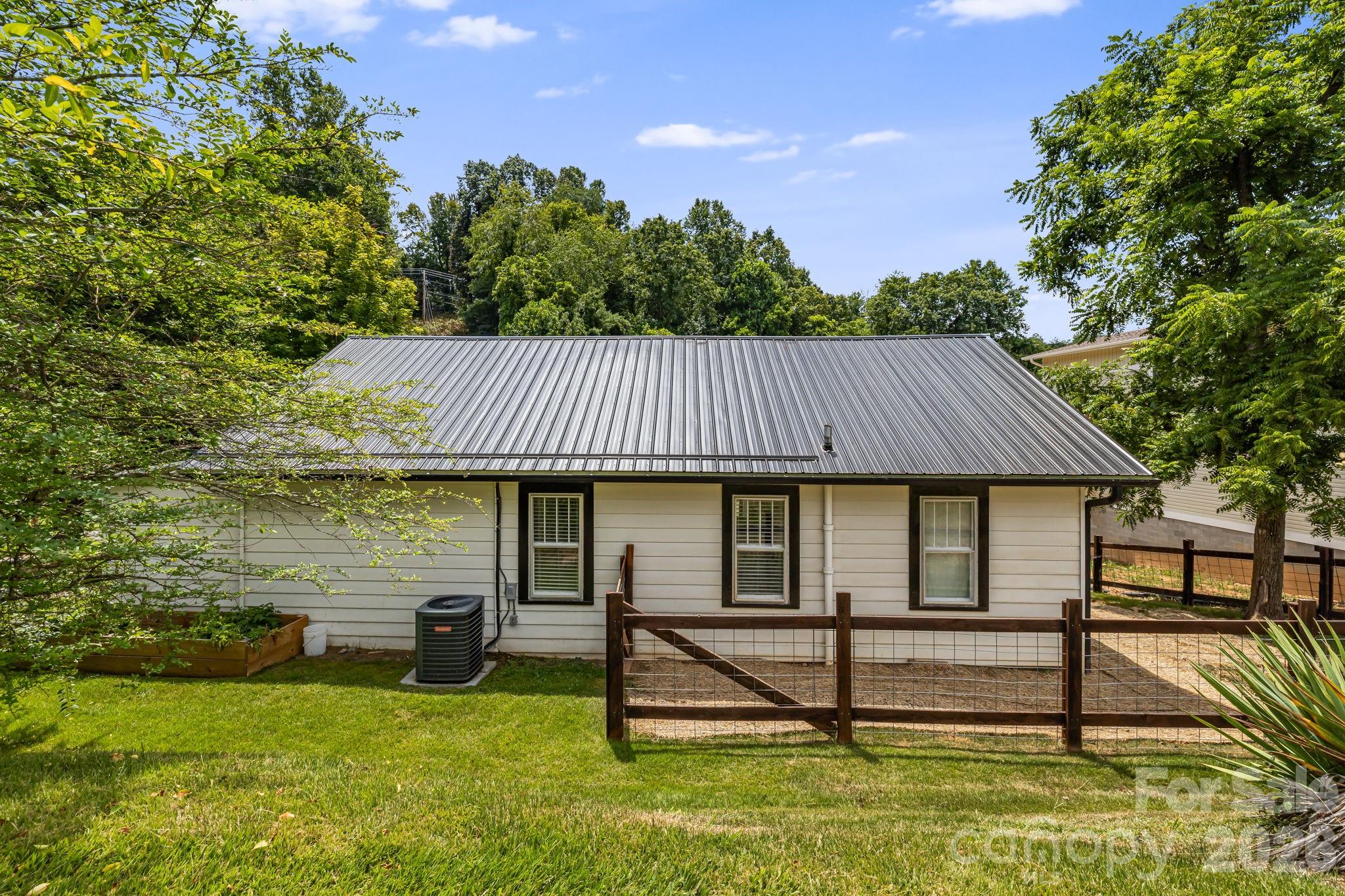 29 Ponder Street — Mars Hill