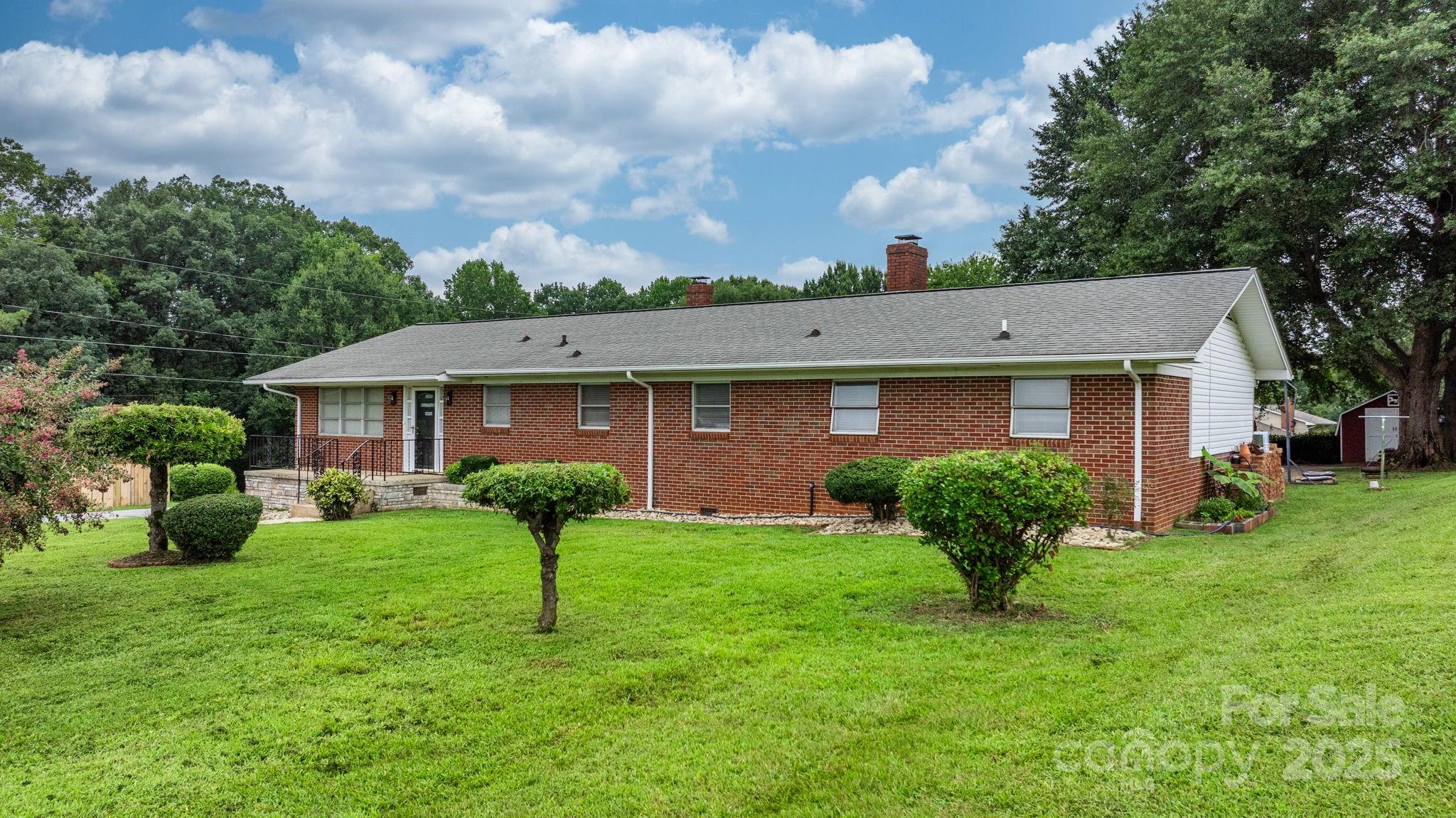 2761 Highland Avenue NE — Hickory