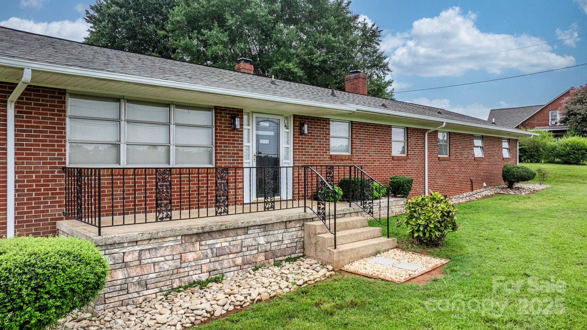2761 Highland Avenue NE — Hickory