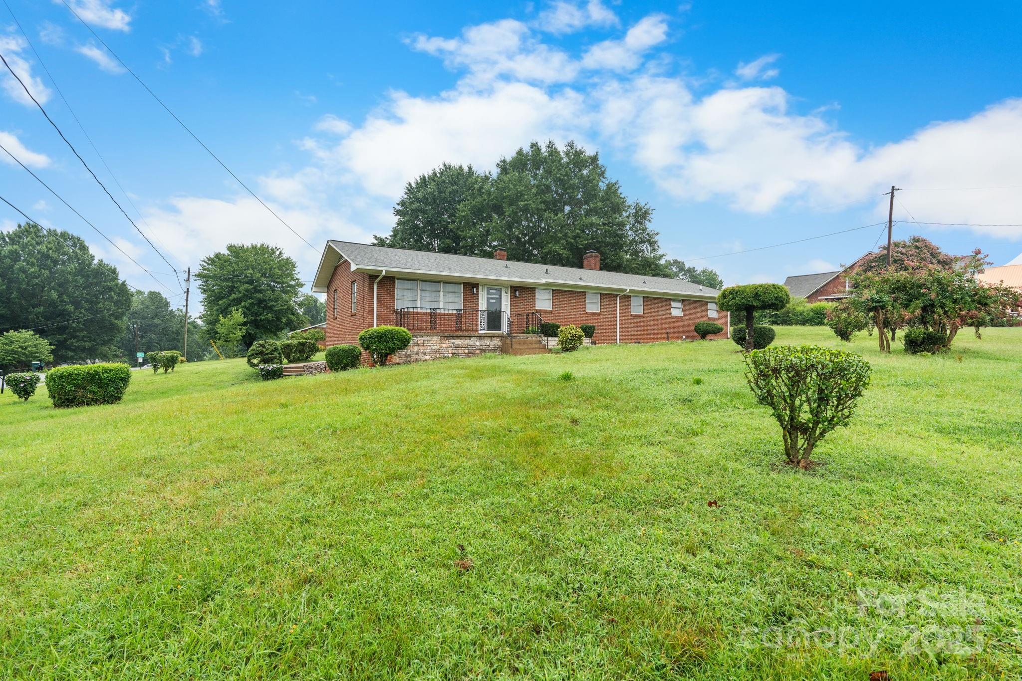 2761 Highland Avenue NE — Hickory