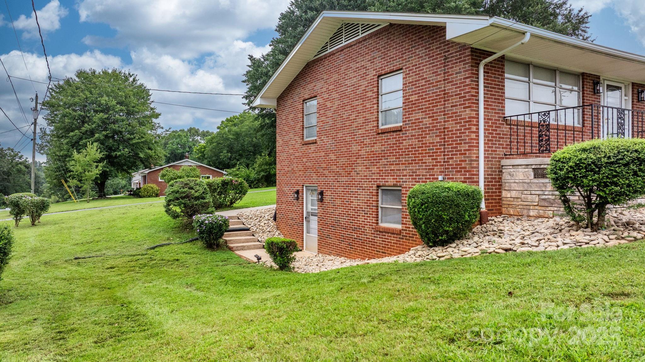 2761 Highland Avenue NE — Hickory