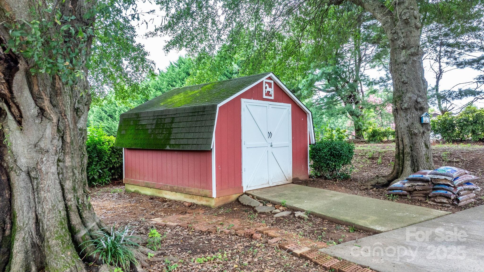 2761 Highland Avenue NE — Hickory