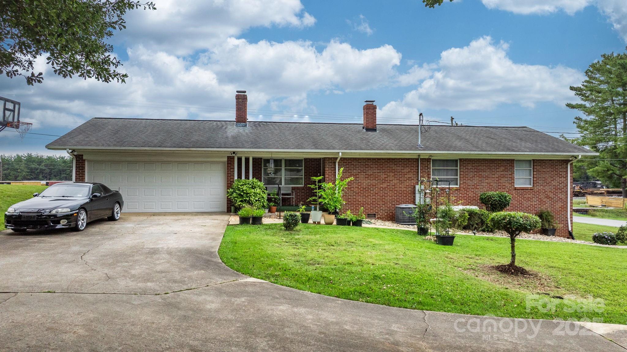 2761 Highland Avenue NE — Hickory
