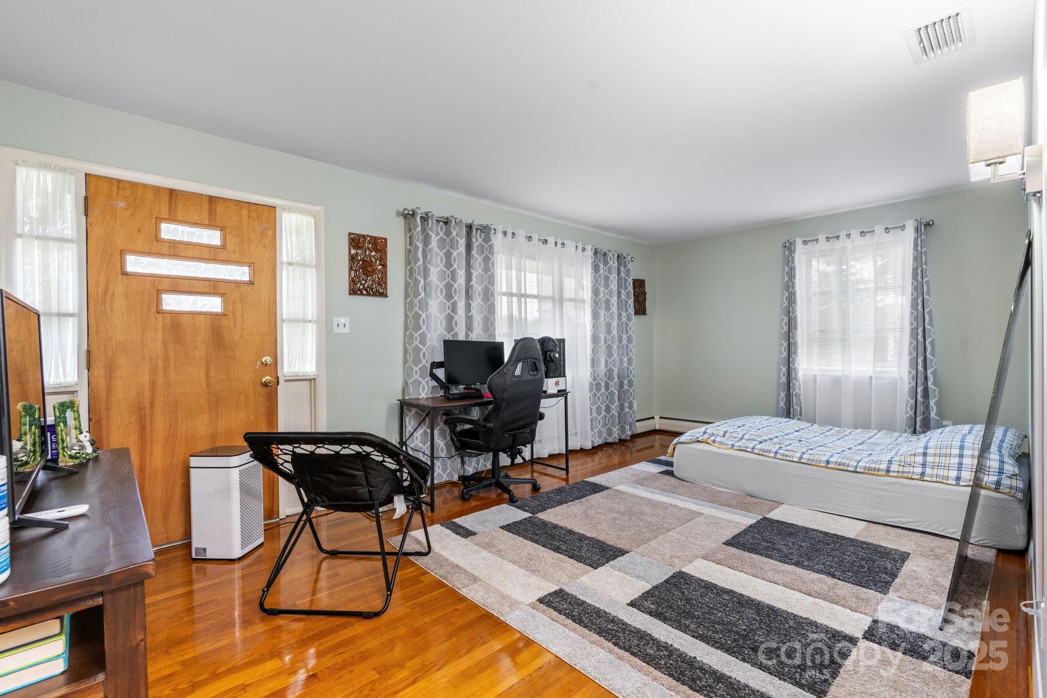 2761 Highland Avenue NE — Hickory