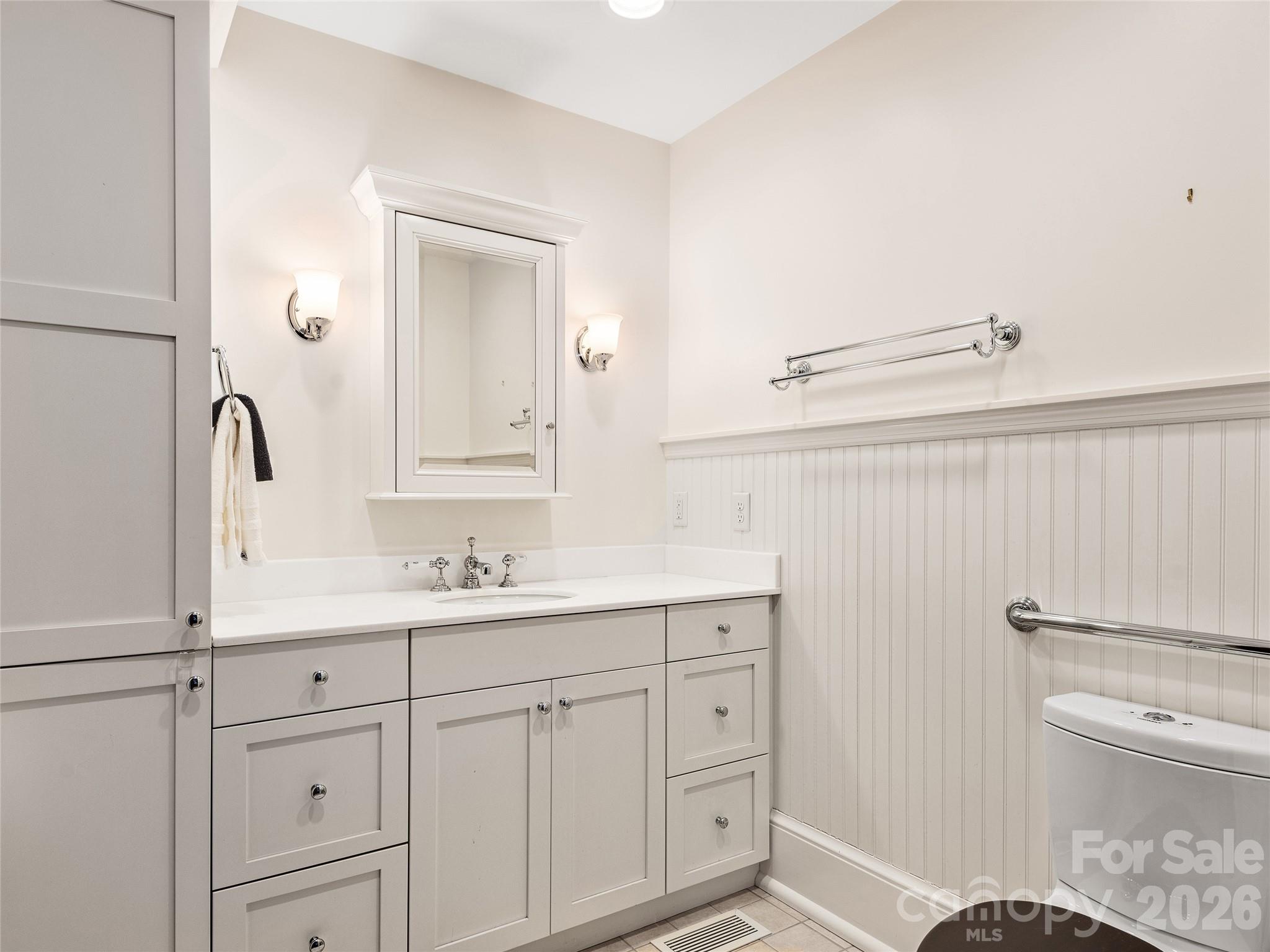 203 6th Avenue W #1B — Hendersonville