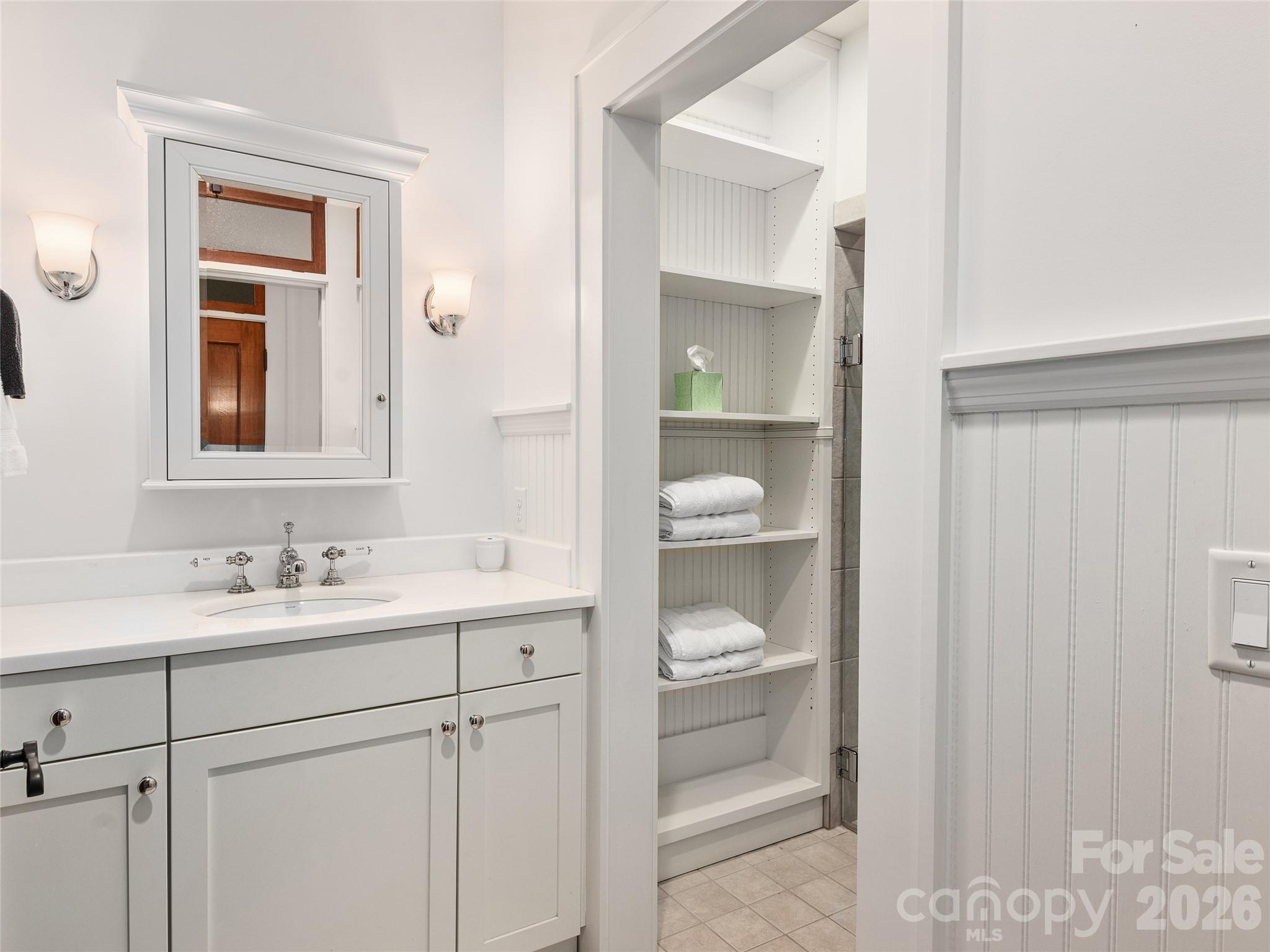 203 6th Avenue W #1B — Hendersonville