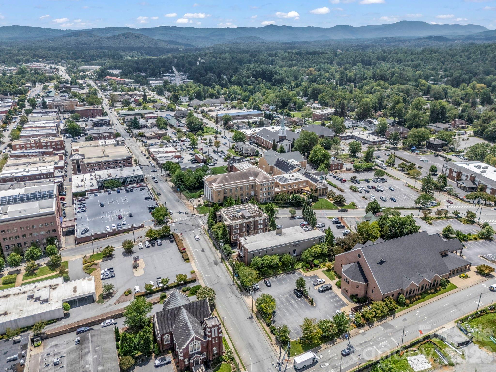 203 6th Avenue W #1B — Hendersonville
