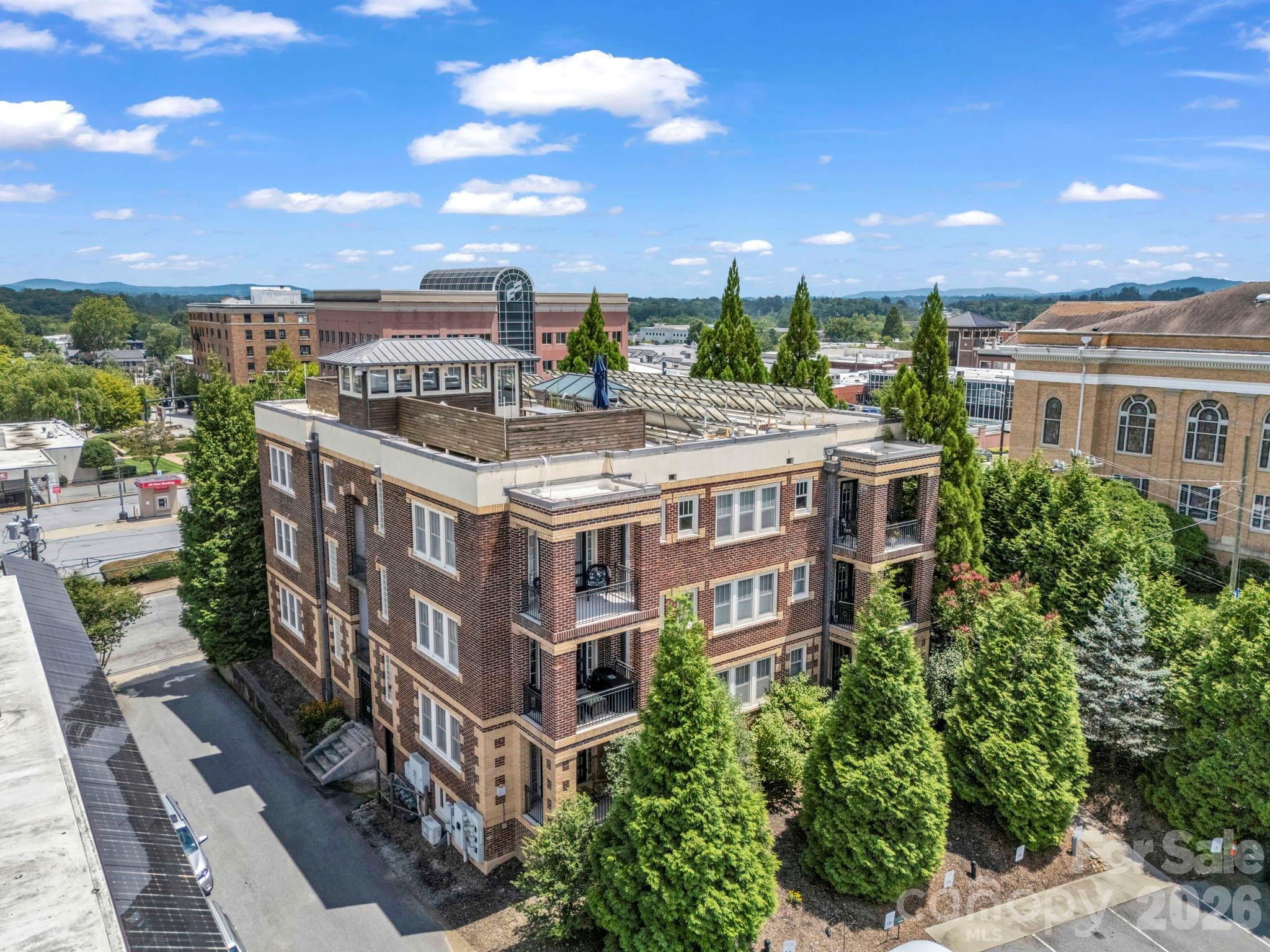 203 6th Avenue W #1B — Hendersonville