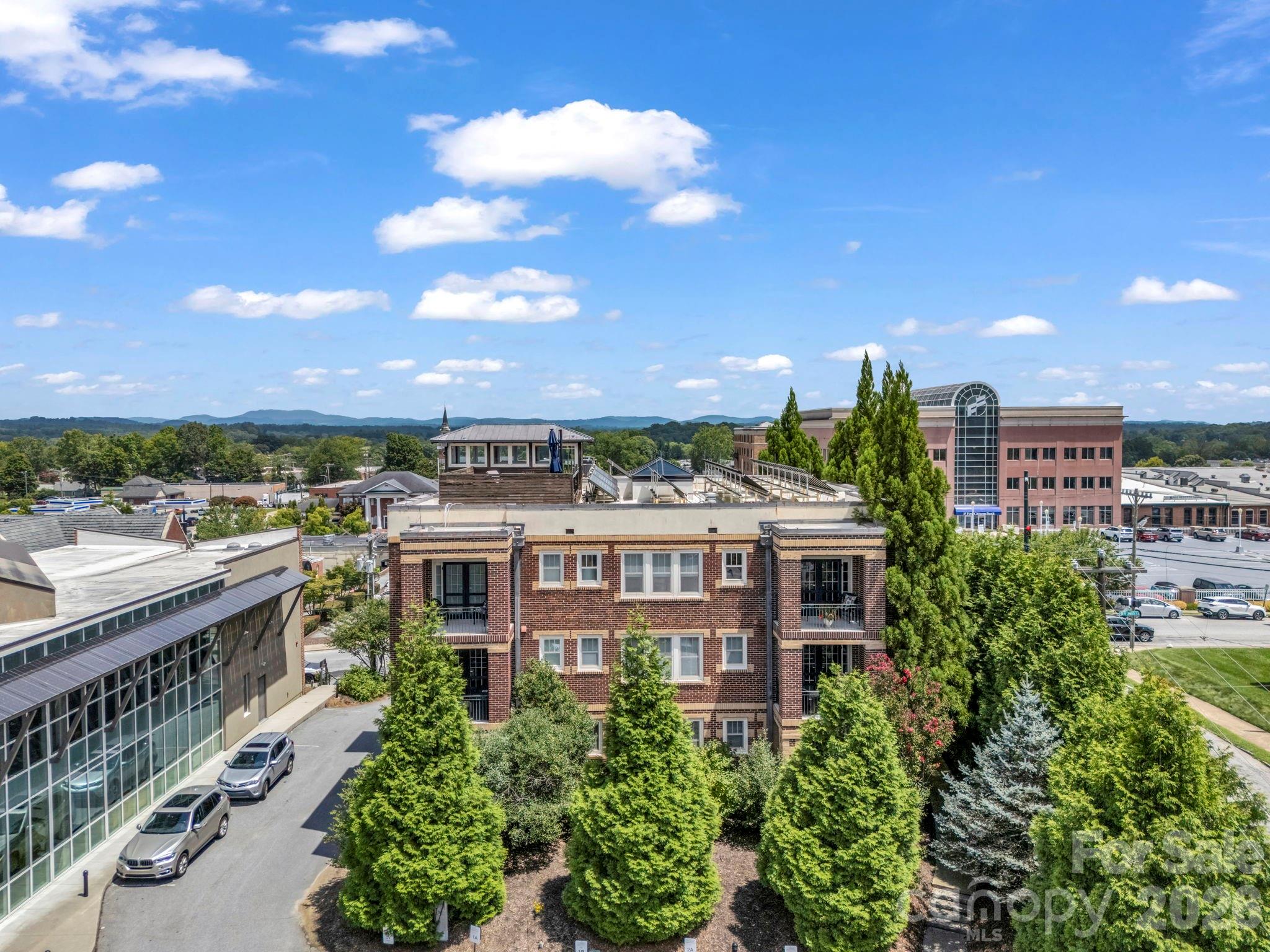 203 6th Avenue W #1B — Hendersonville