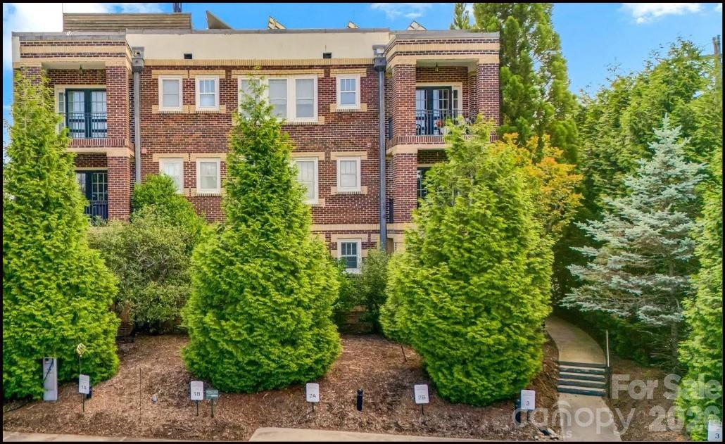 203 6th Avenue W #1B — Hendersonville