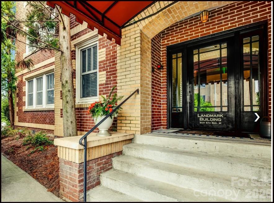 203 6th Avenue W #1B — Hendersonville