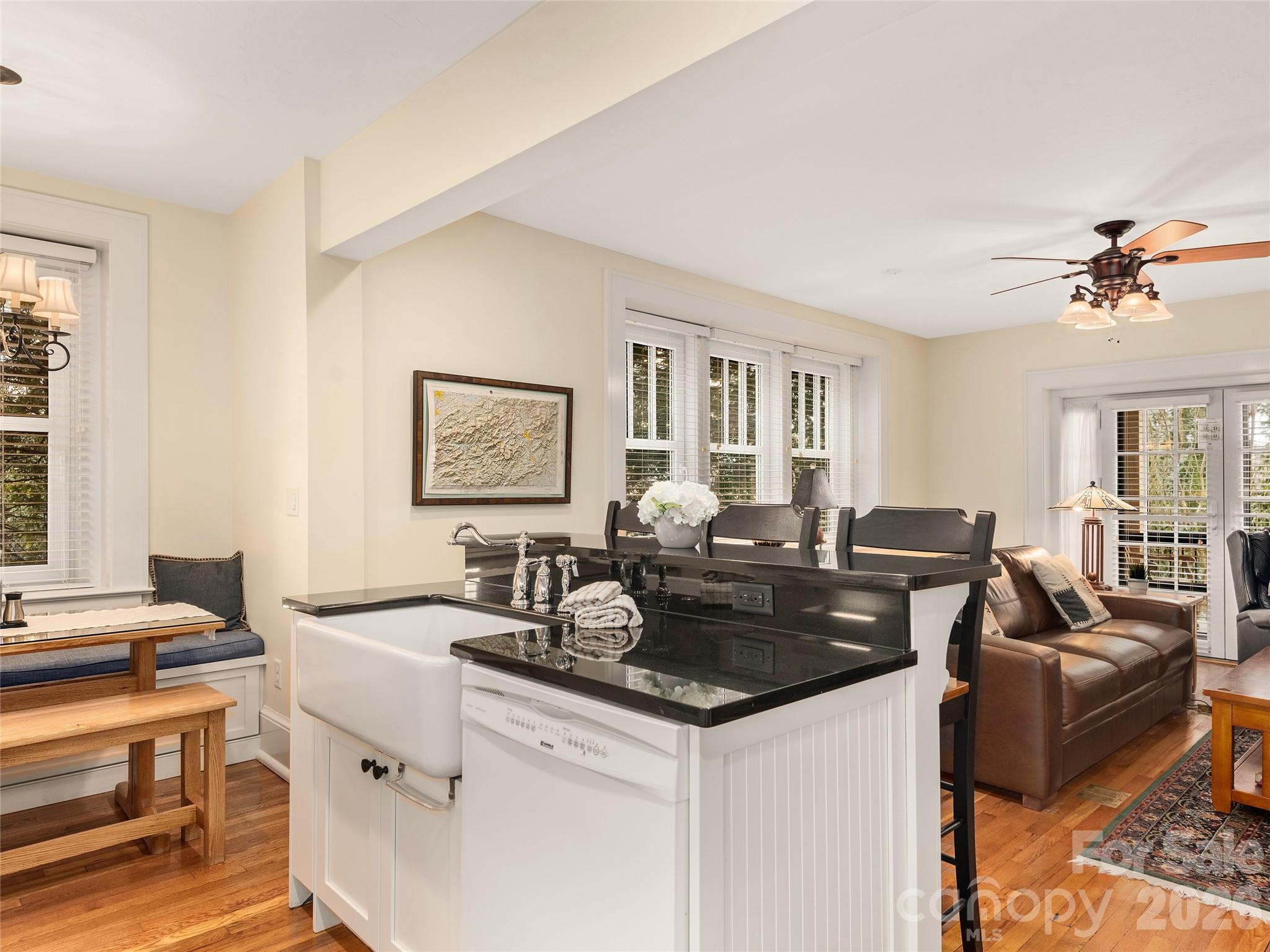 203 6th Avenue W #1B — Hendersonville
