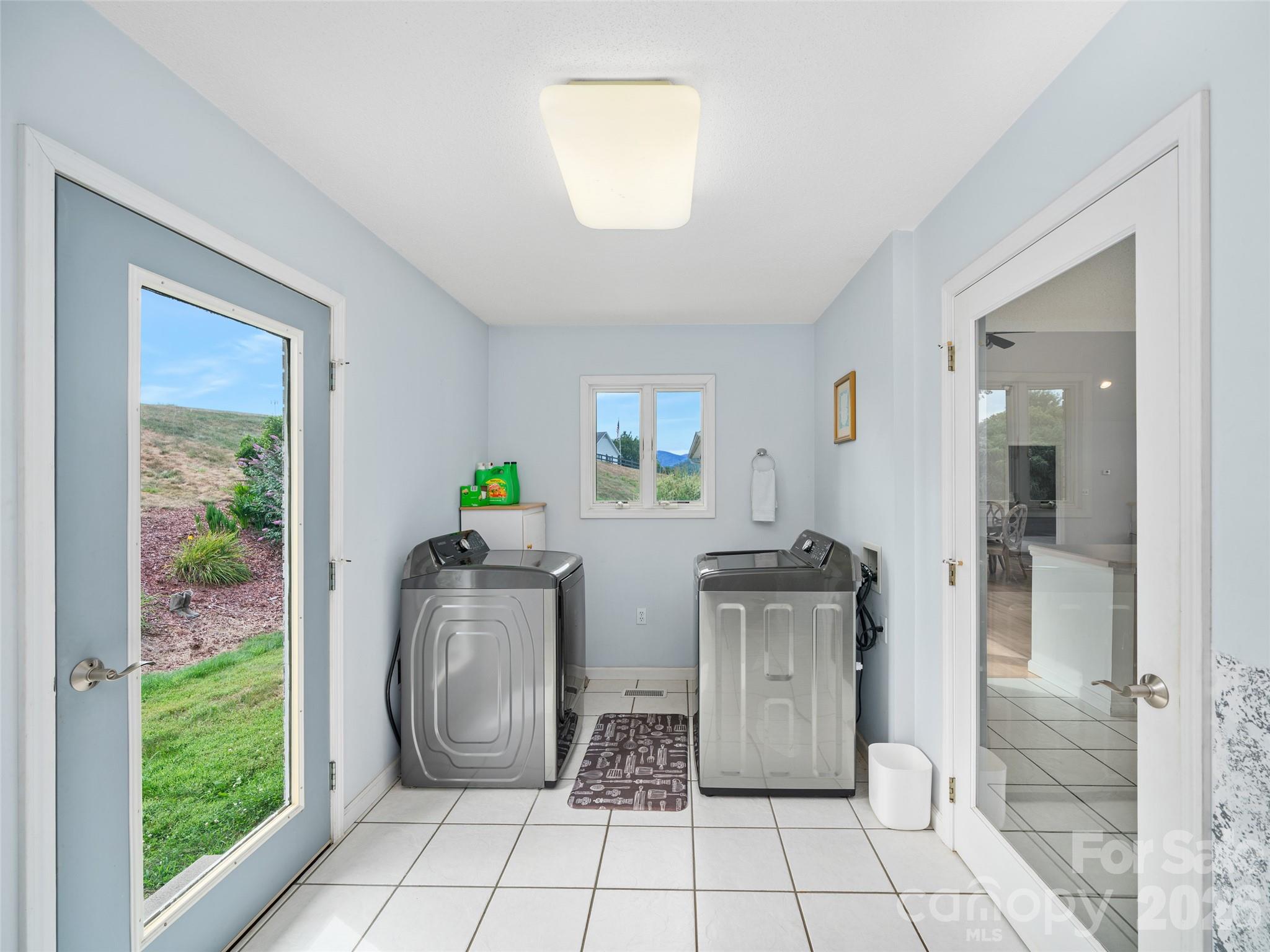 124 W Dogwood Circle — Burnsville