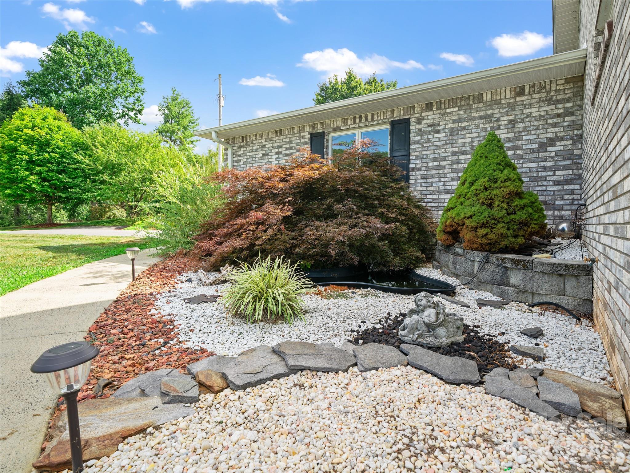 124 W Dogwood Circle — Burnsville