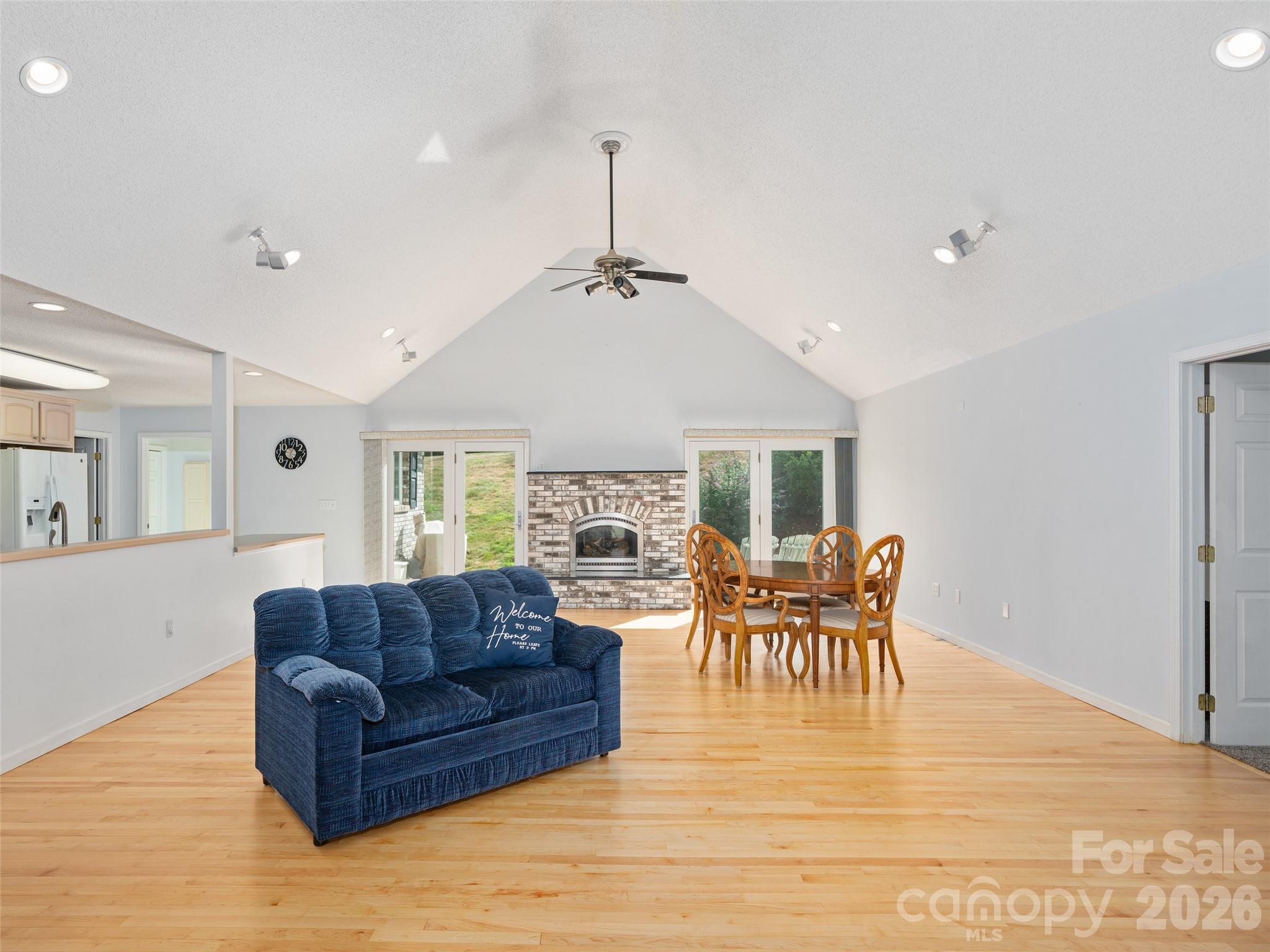 124 W Dogwood Circle — Burnsville