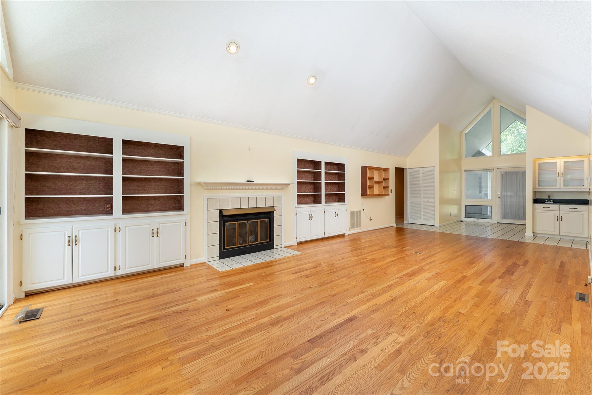 144 Overlook Drive — Flat Rock
