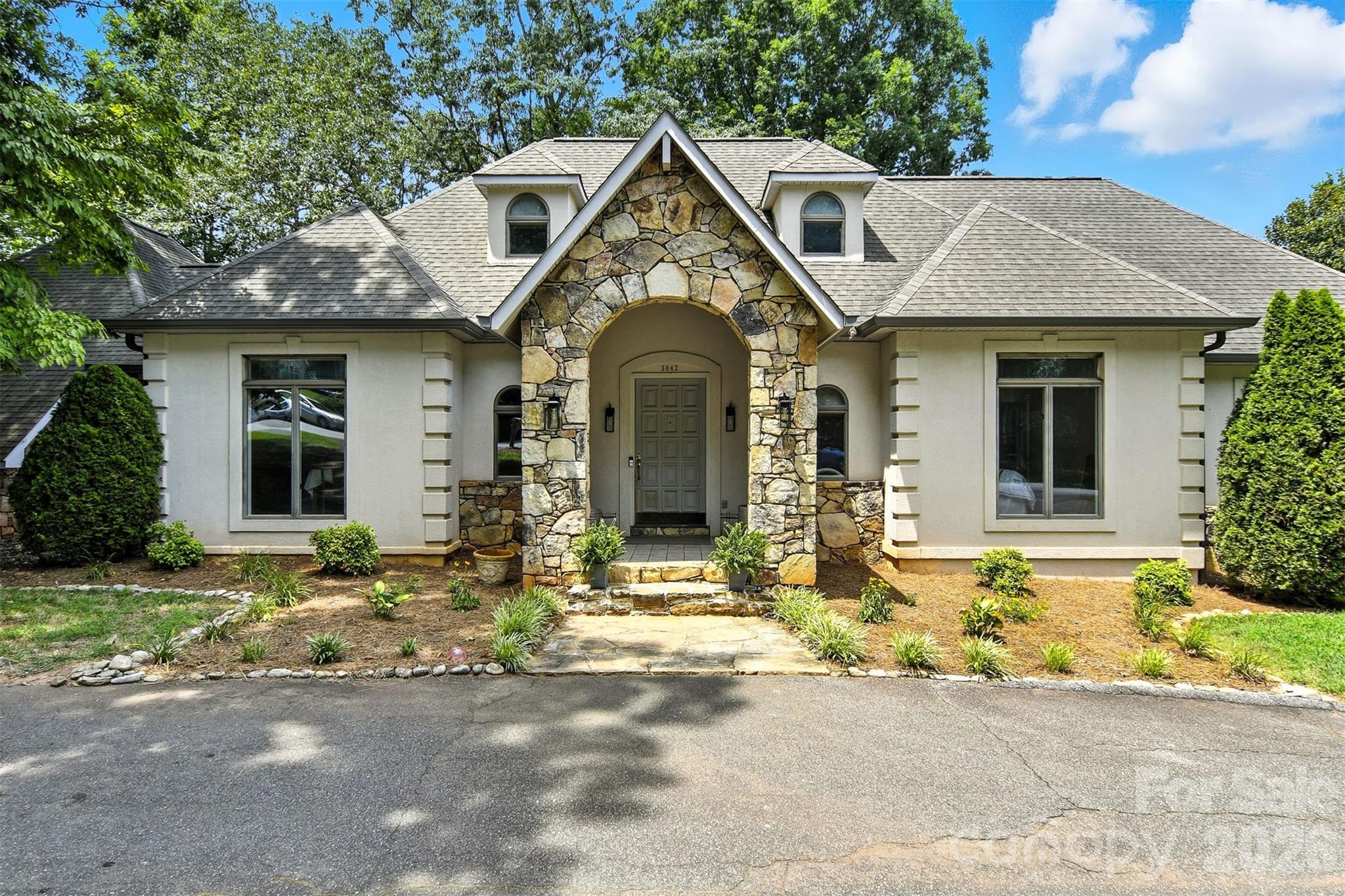 5042 Ridgeland Drive — Hickory
