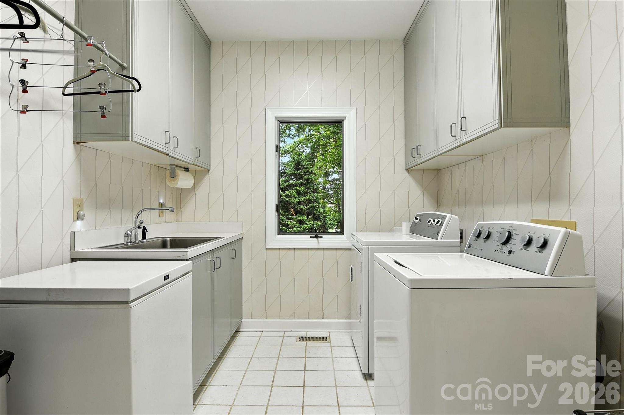 5042 Ridgeland Drive — Hickory